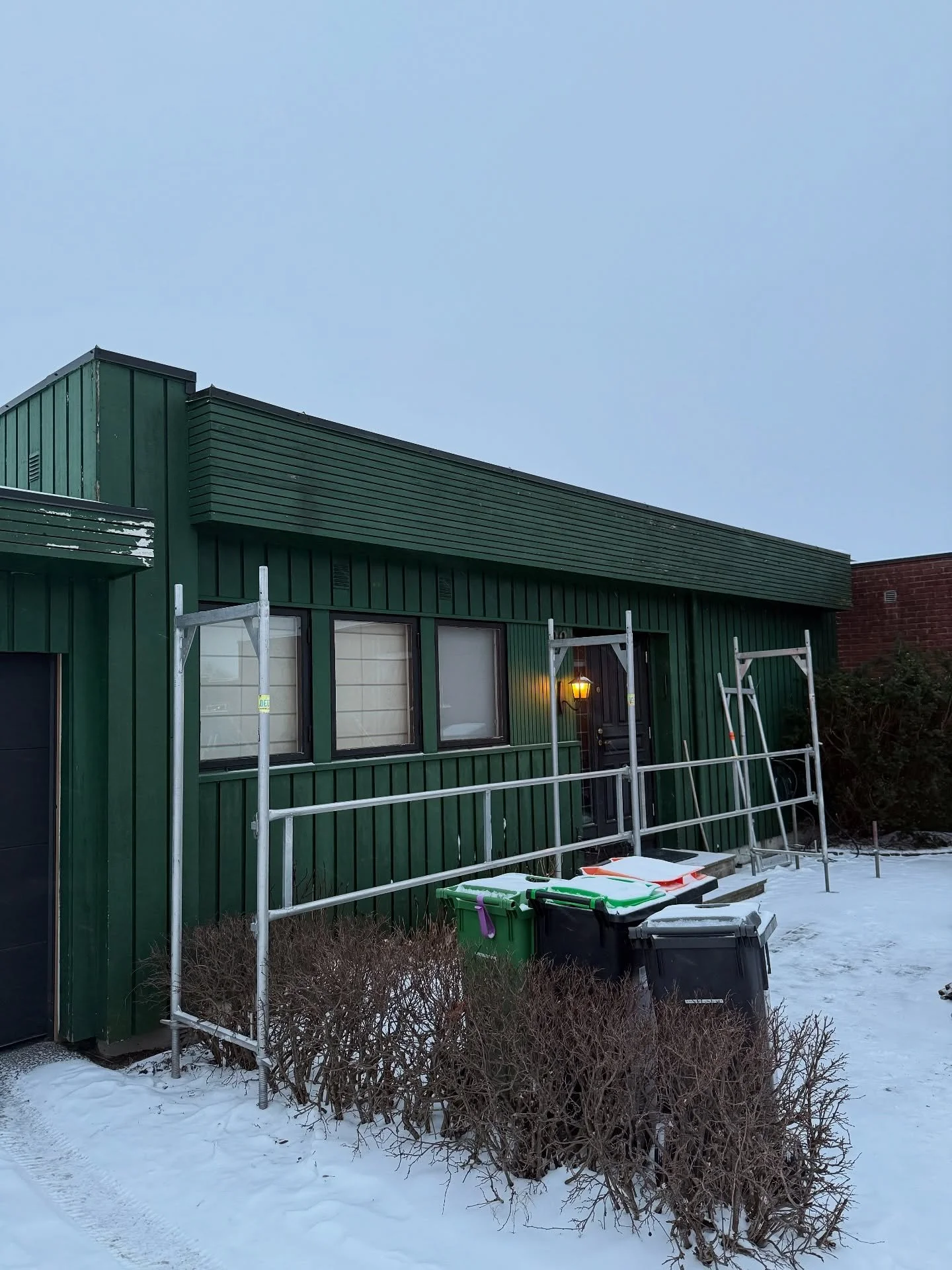 Enggravh&oslash;gda- kunden har f&aring;tt etterisolert huset, energibesparende og god komfort som kunden har kjent og f&aring;tt gleden av.
Nye 3 lags energi glass og ferdig grunna kledningen.
En super oppgradering 👍🏻
Vi takker for jobben og tilli