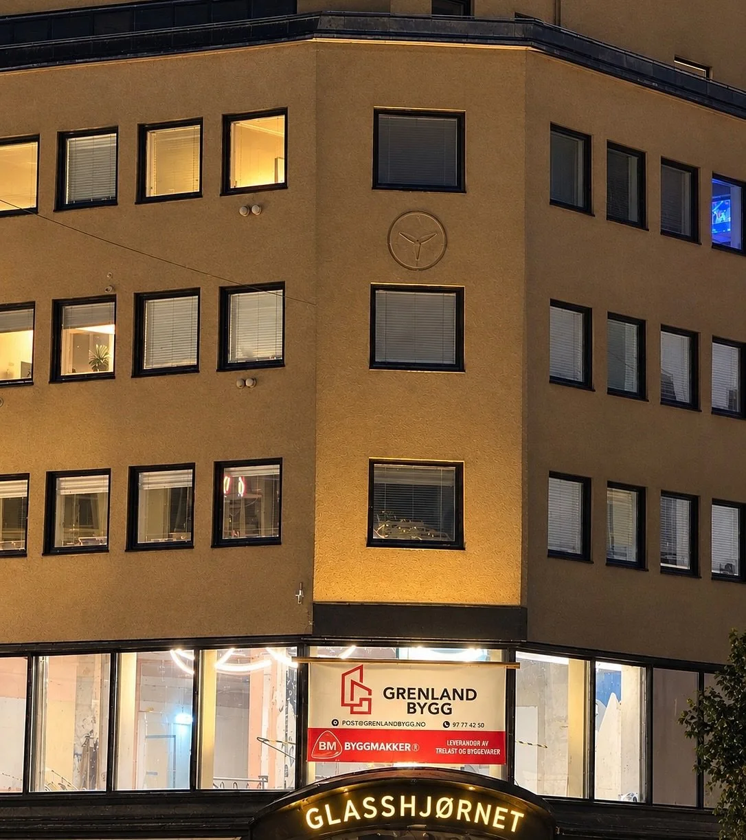 🏗️ FRA HISTORISK GLASSHJ&Oslash;RNE TIL MODERNE LEILIGHETER! 🏡✨

Et kjent bygg i Skien sentrum f&aring;r n&aring; et helt nytt kapittel! 🤩

Glasshj&oslash;rnet i Torggata har en lang historie bak seg. Fra tidligere tiders utsalg av glass og porsel
