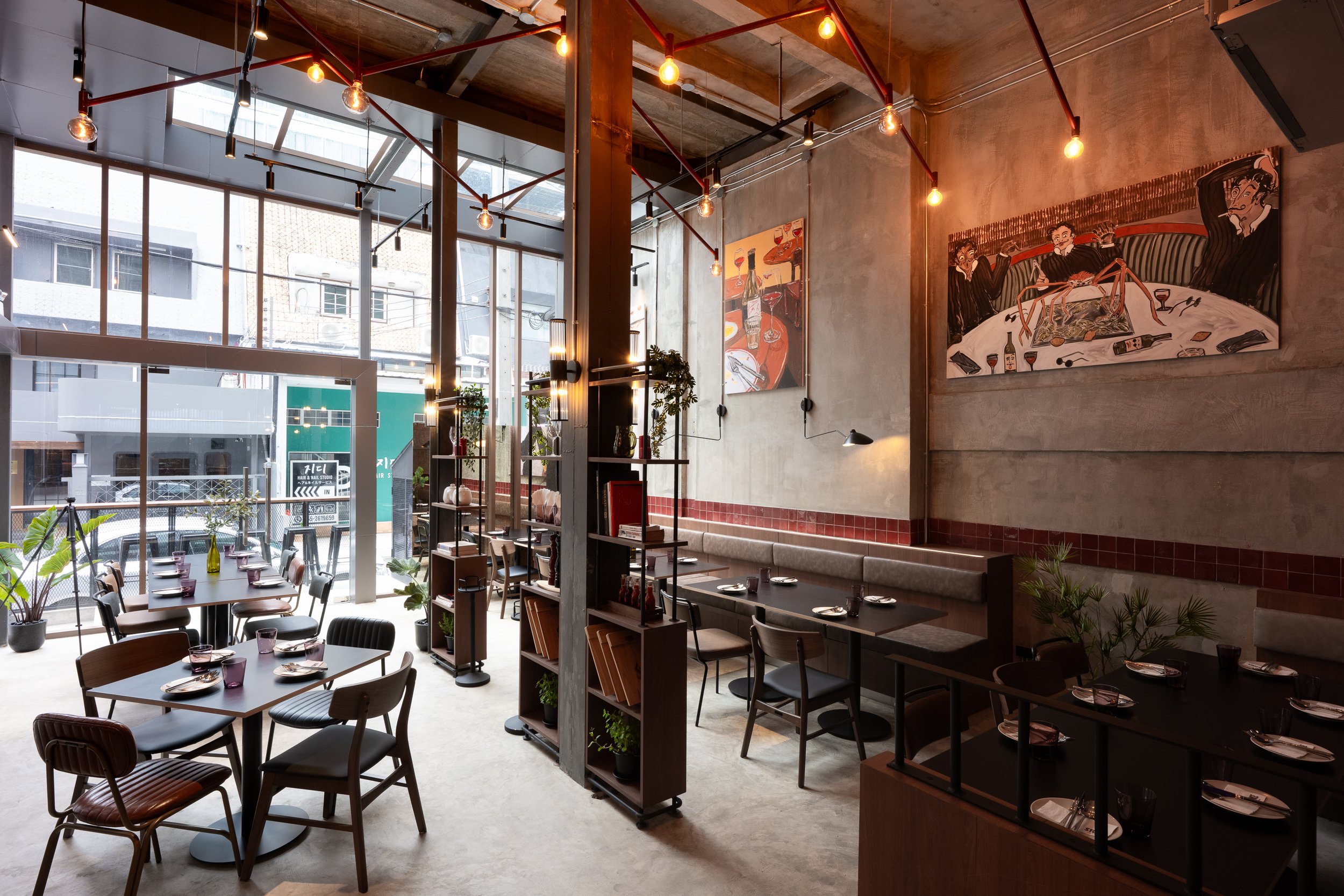 Lunch, brunch and dinner. American restaurant.