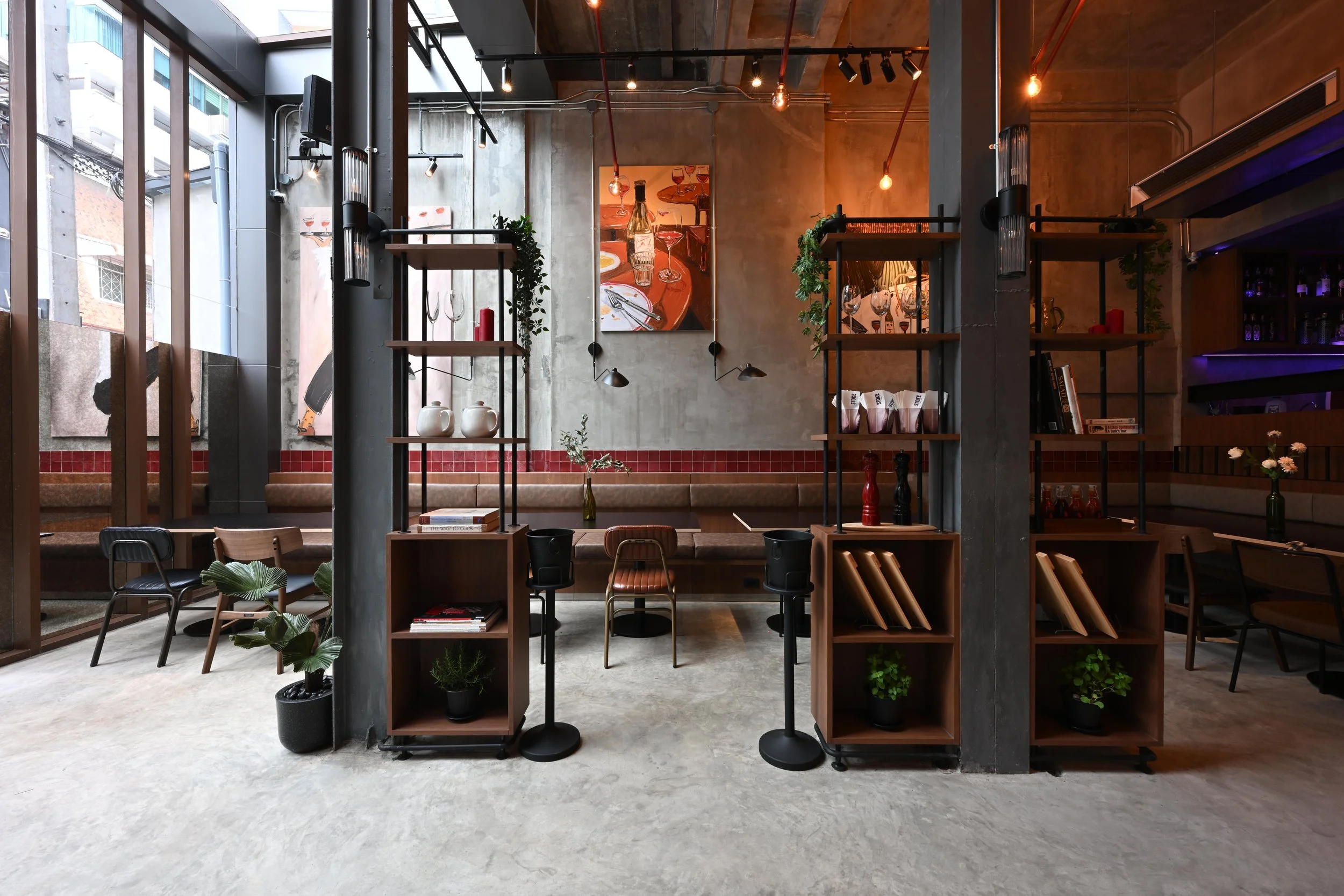 Casual dining in Thonglor, near Sukhumvit. All-day dining at a fair price.