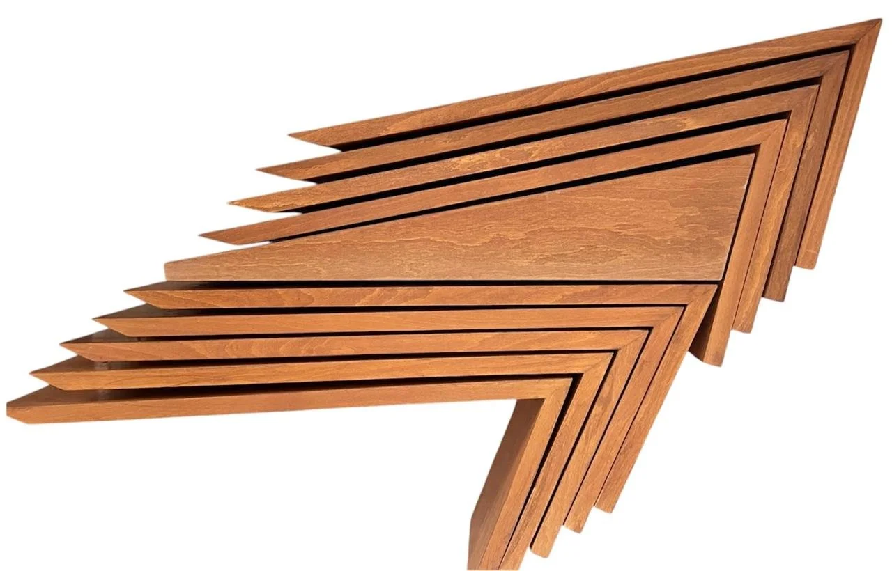 Structure en bois avec des couches enchevêtrées formant un motif géométrique.