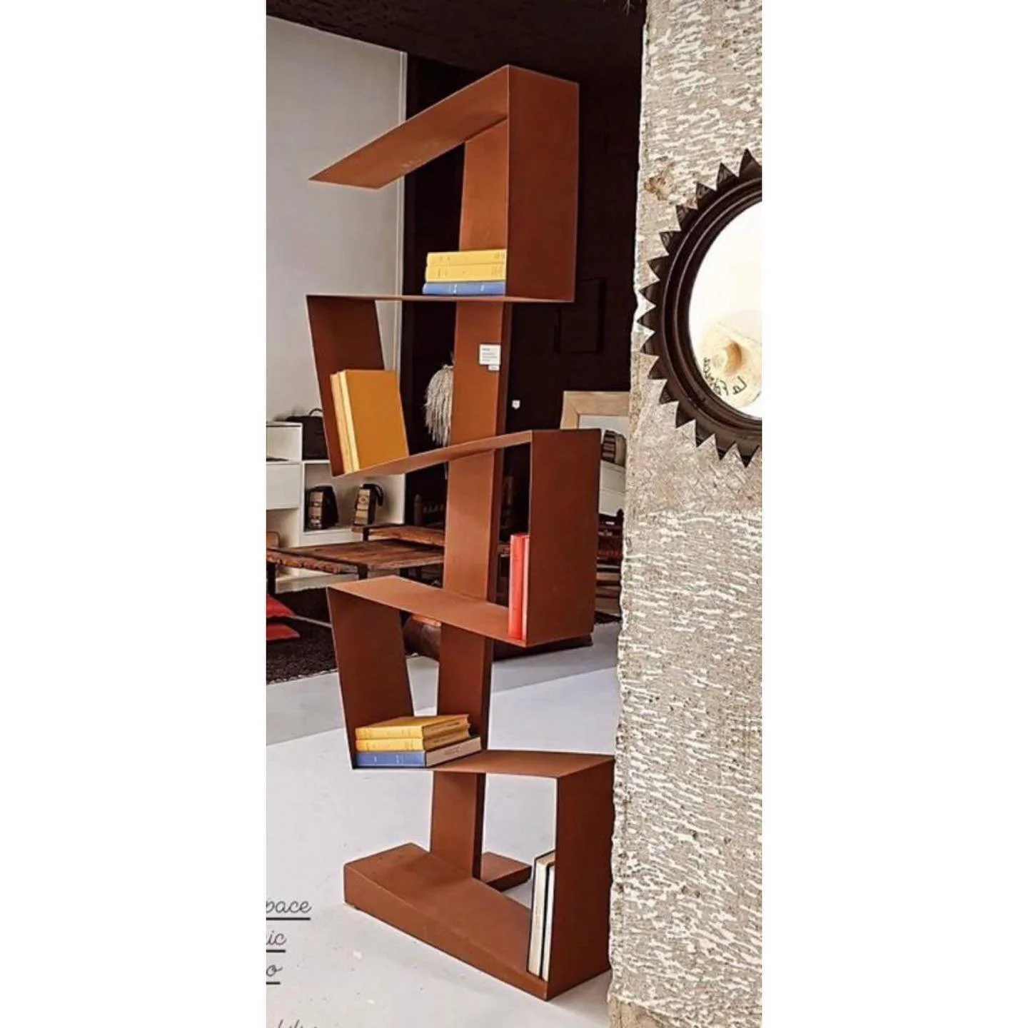 Étagère en bois brun design avec des livres