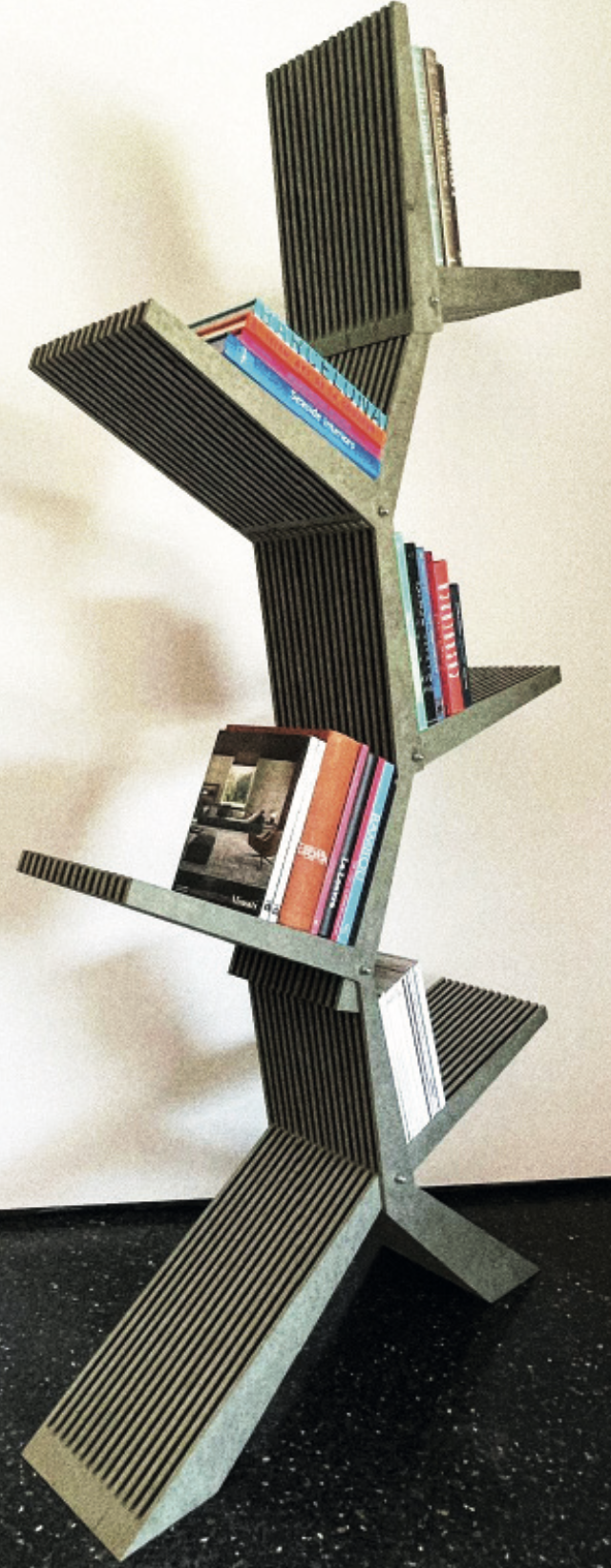 Étagère moderne en bois avec des livres colorés