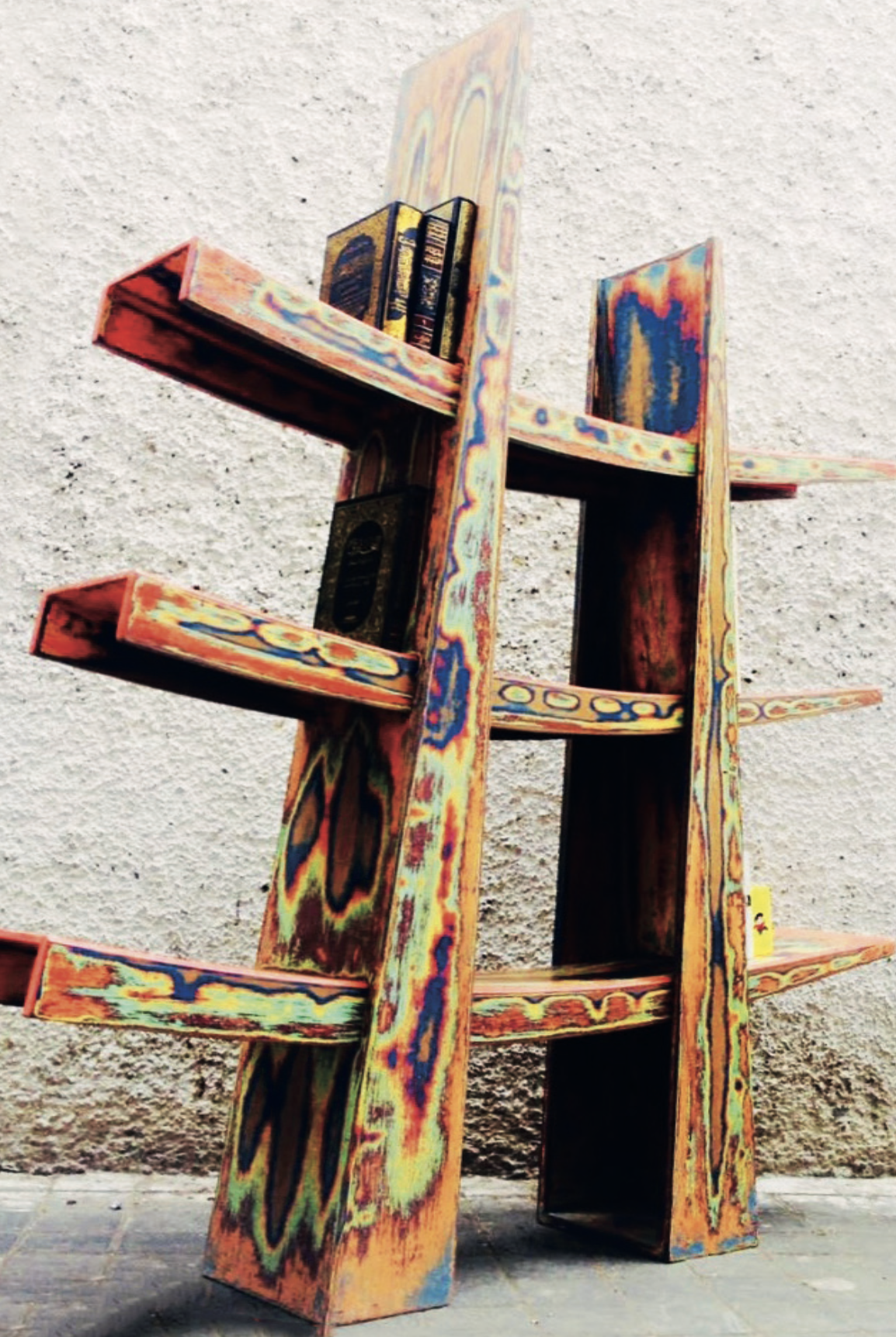 Étagère en bois colorée avec livres, design original.