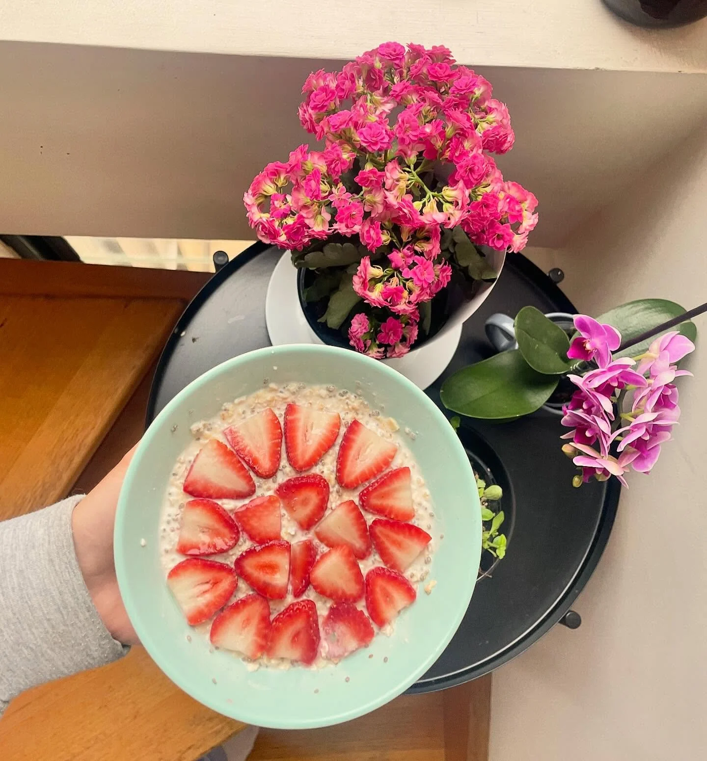 Strawberries &amp; Cream Overnight Oats🍓

{great for blood sugar regulation &amp; can be made gluten free and vegan}

Fancied putting a twist on my usual overnight oats with this super fresh and sweet recipe based of a English dessert classic✨

Ingr