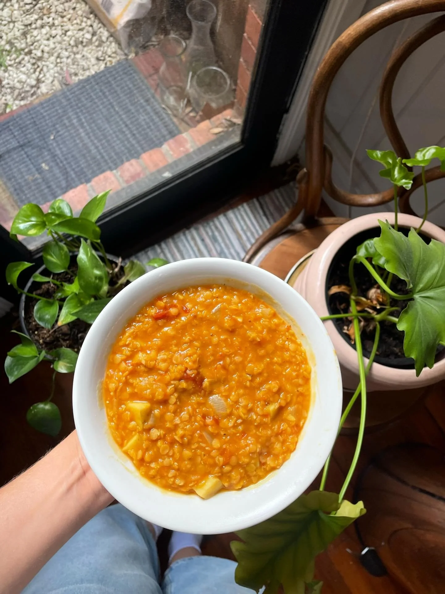 Red Lentil &amp; Tomato Soup❤️&zwj;🔥

{warming, spicy, satisfying}

Ingredients:
-1 can chopped tomatoes
-1 onion
-3 cloves of garlic
-1 thumb sized piece of ginger 
-1/2 lemon
-2 cups of lentils
-1 litre of vegetable stock
-1 tsp cumin
-1 tsp coria