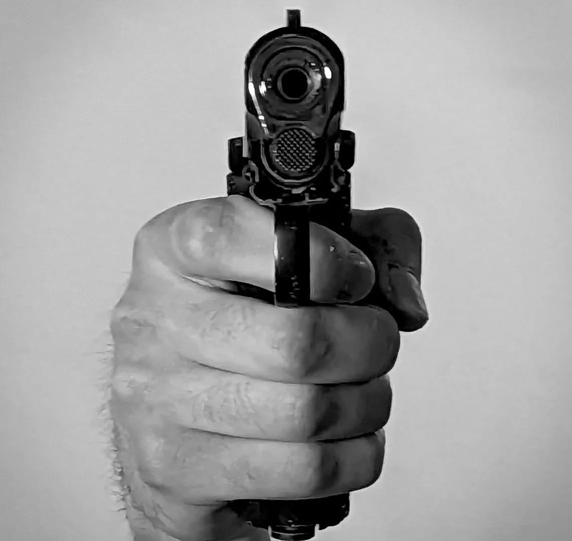 The Gun š„ - Black & white