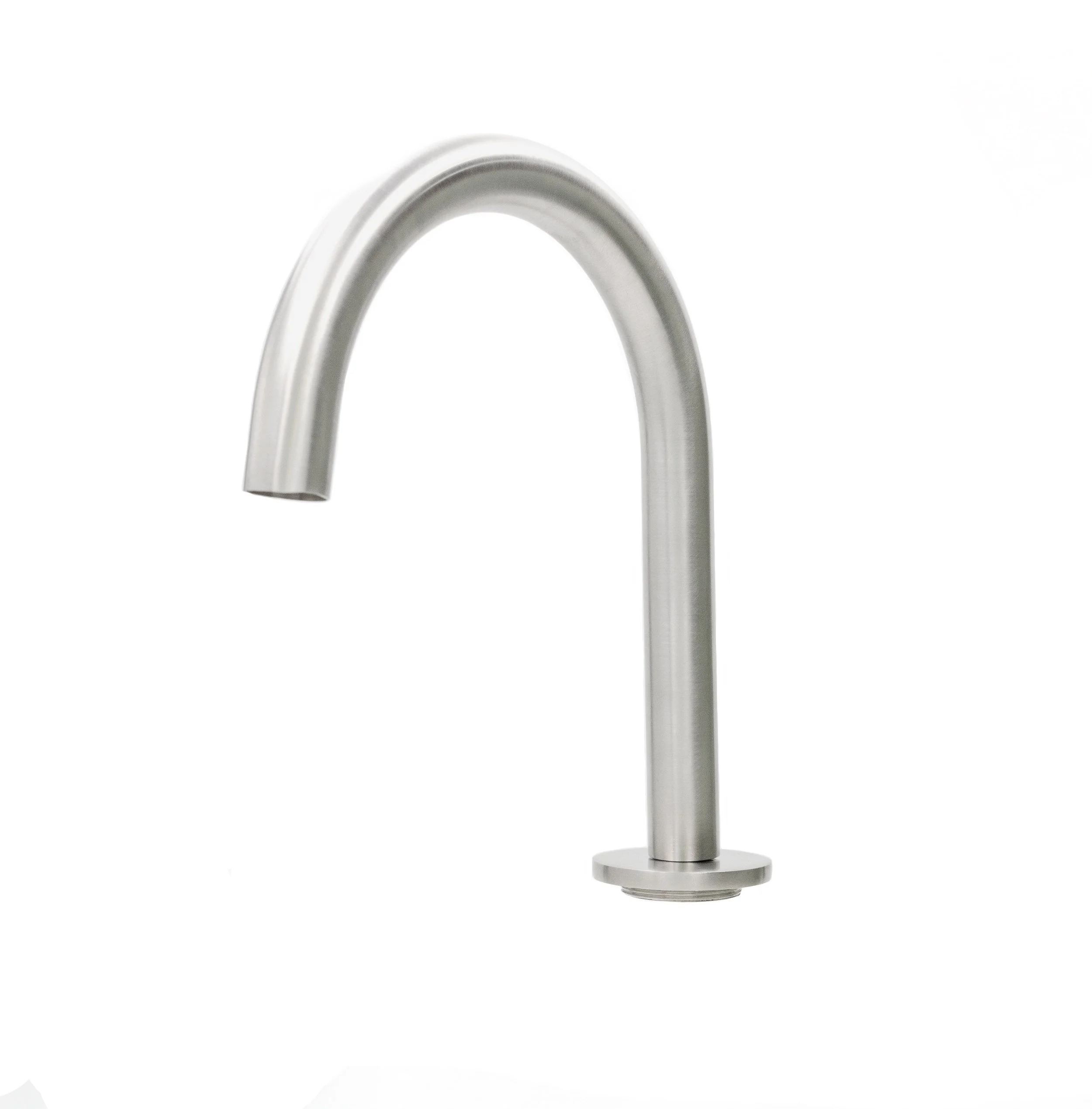 M1.A3.SP.R  Deck mounted washbasin spout round / Bica lavatório bancada redonda
