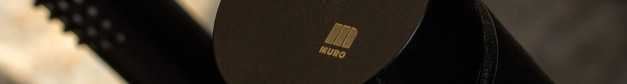 Fone de ouvido preto com marcação Muro visível na lateral.