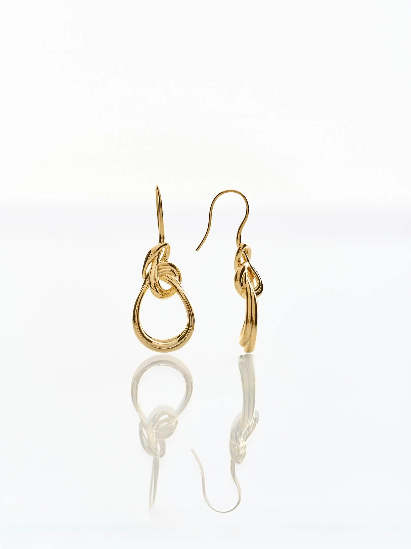 Quiet presence, solid finish.
Bowline earrings in 18k gold vermeil over sterling silver.