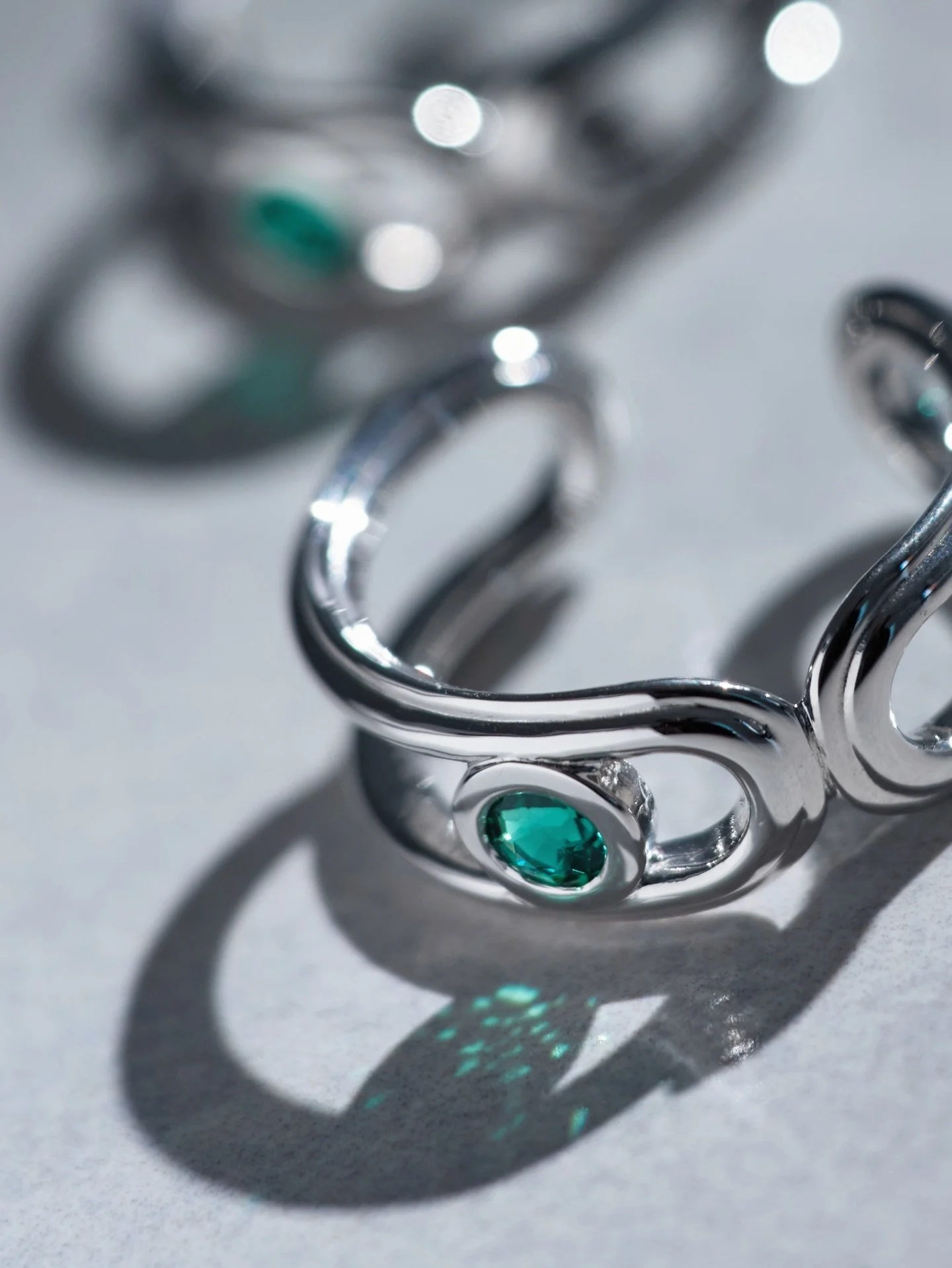 Trace the lines and light.
#emerald #silver #londonjewellery