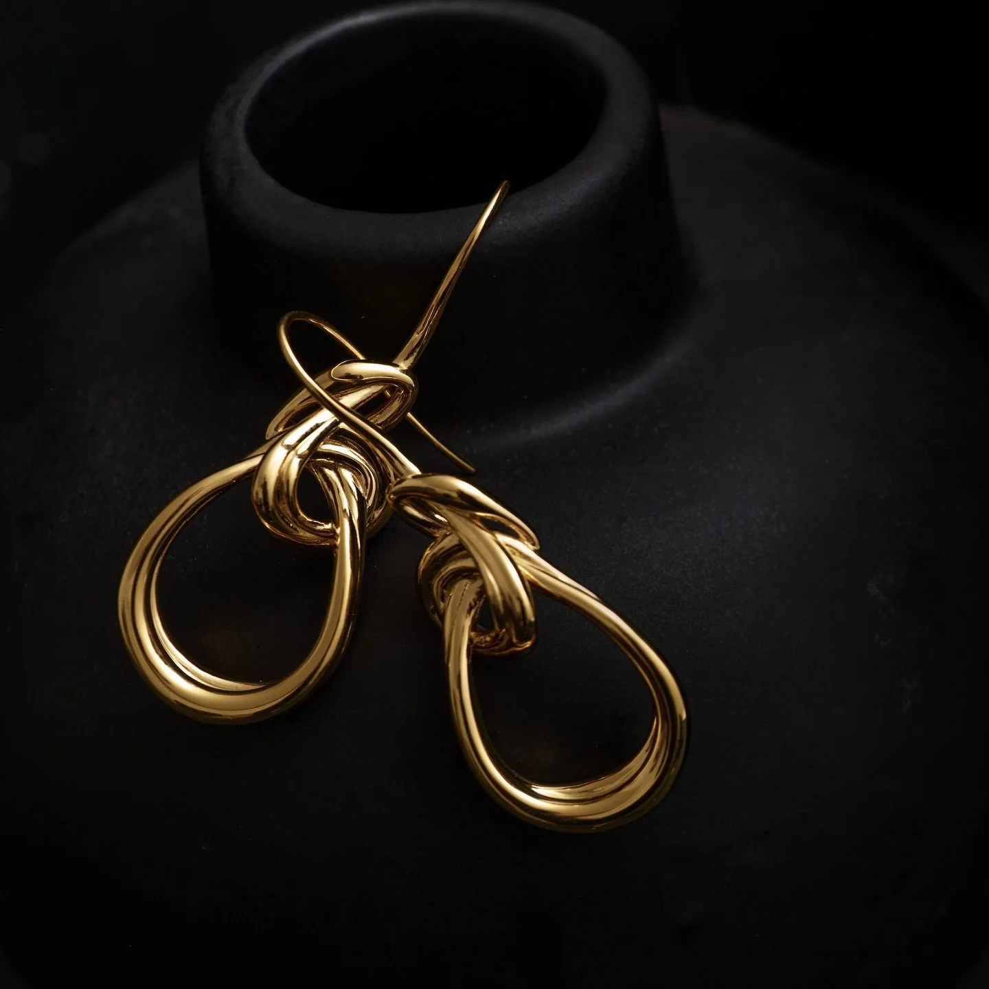 Feel the tension of the knot.