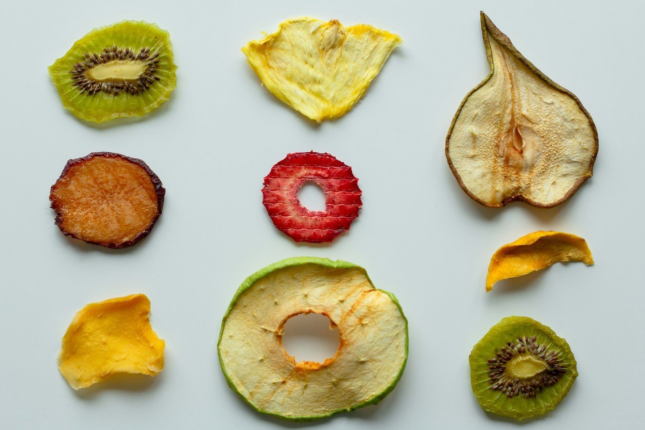 dried fruit slices including apple, kiwi, pear and strawberry