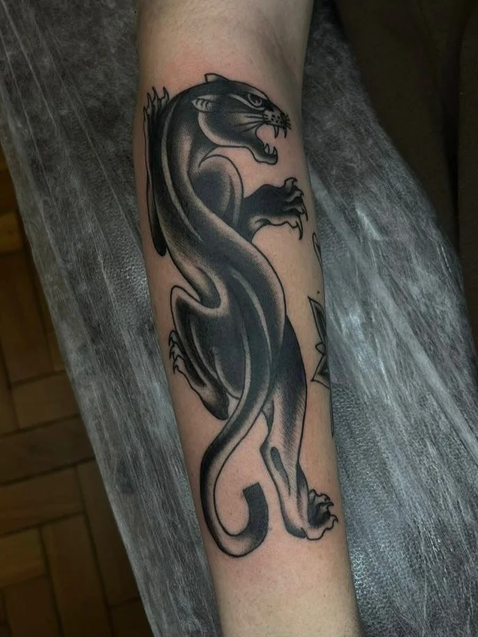 Pantera tradicional feita pelo @luisfelipe.tattoo 
.
Quer uma tatuagem com cara de tatuagem? Chama a gente!