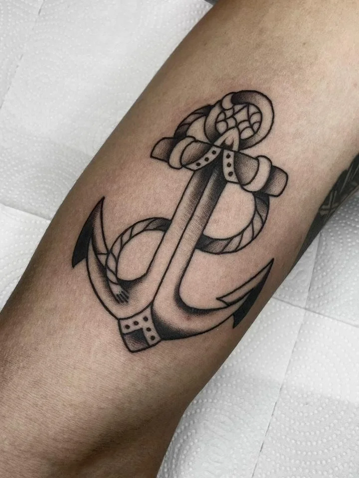 &Acirc;ncora cl&aacute;ssica feita pela @deboratattoos 
.
Quer uma tatuagem elegante e classuda? Chama a gente!