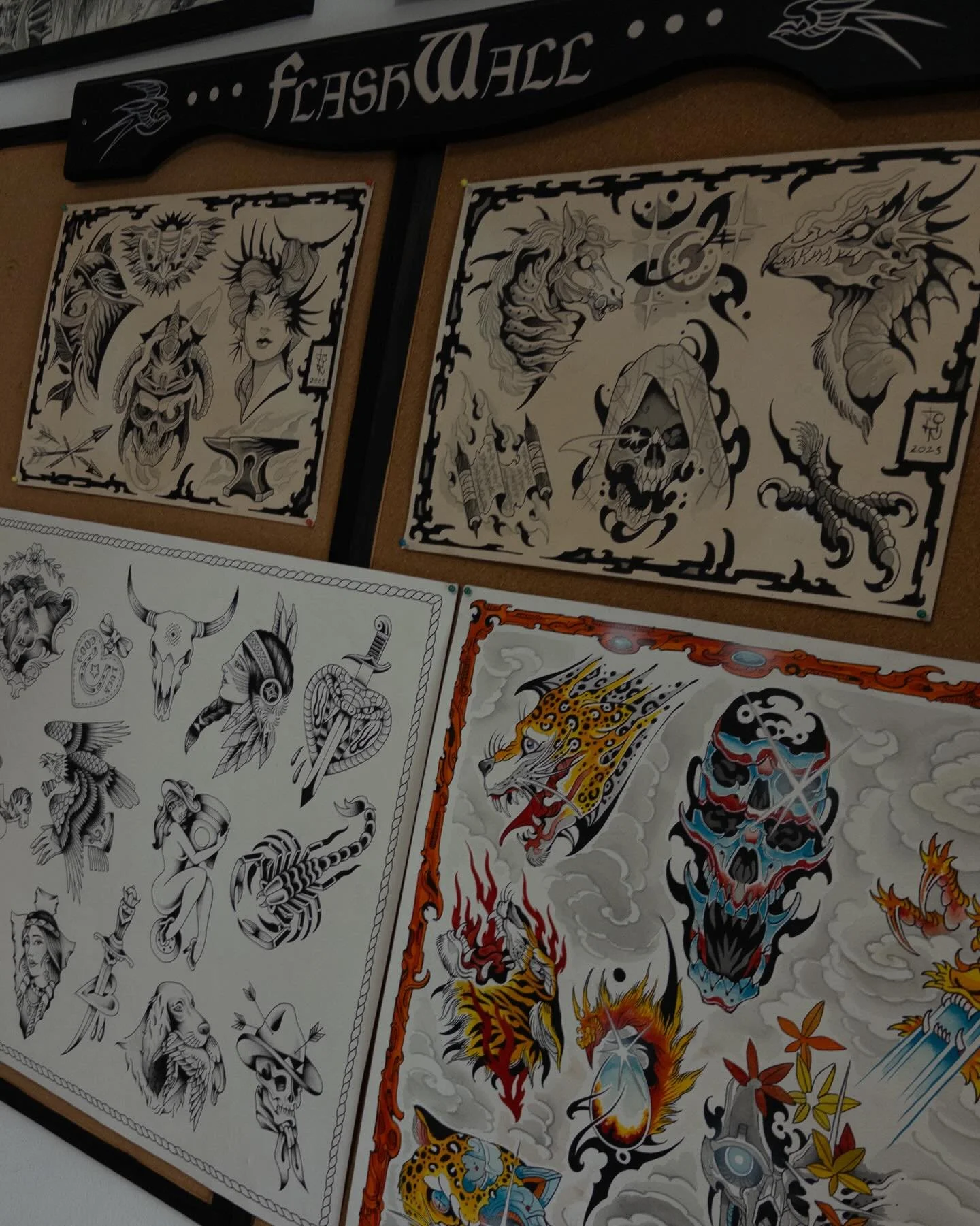 Nossos tatuadores est&atilde;o sempre pintando desenhos dispon&iacute;veis para serem tatuados. 
.
Quer se tatuar mas est&aacute; sem ideia do que fazer? Chama a gente que temos muitos desenhos originais s&oacute; esperando pra ir pra pele!