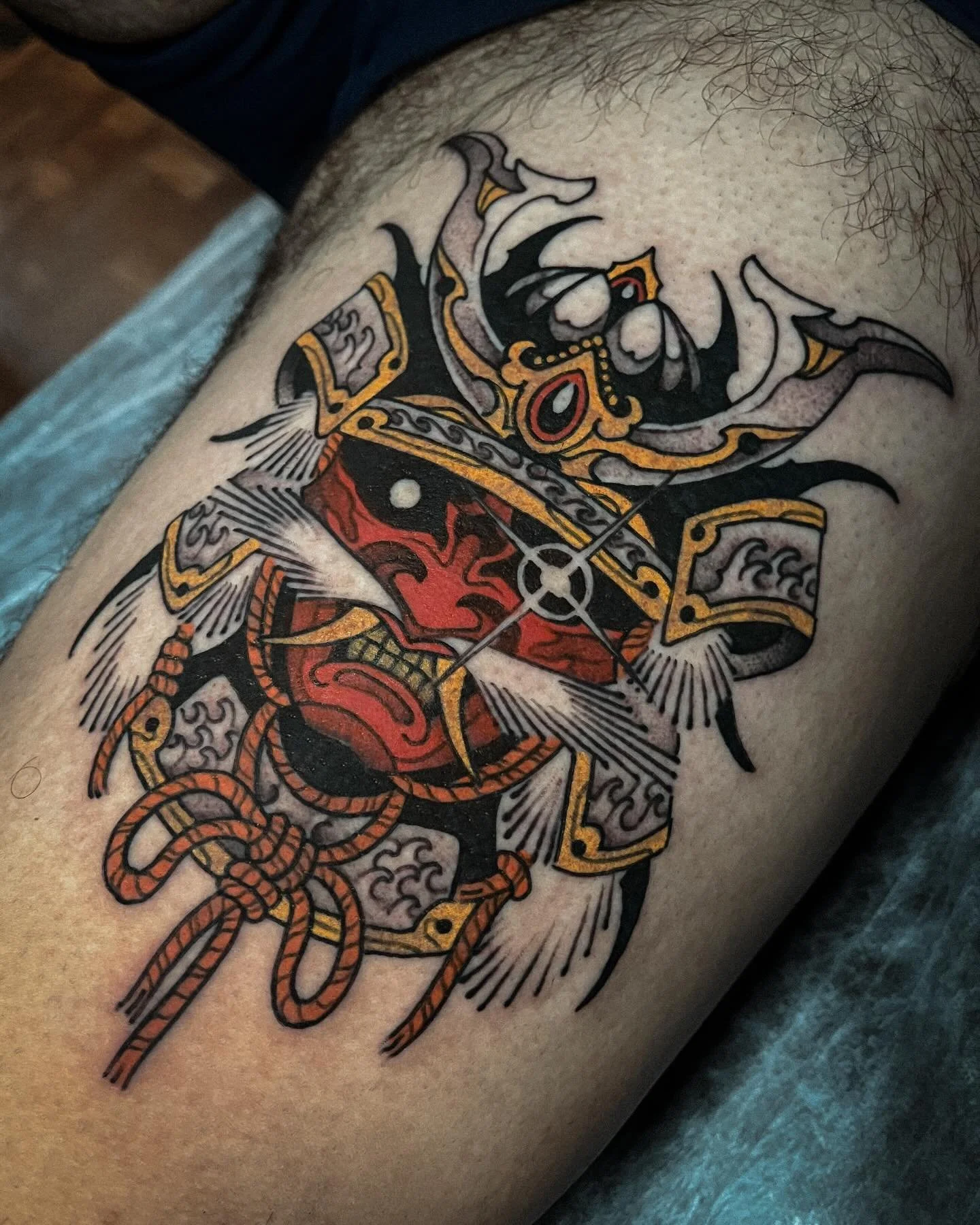 Kabuto feito pelo @thejohncarvalho 
.
Quer uma tattoo diferente, forte, preta ou com cores, que vc n&atilde;o v&ecirc; no pinterest? Chama a gente!