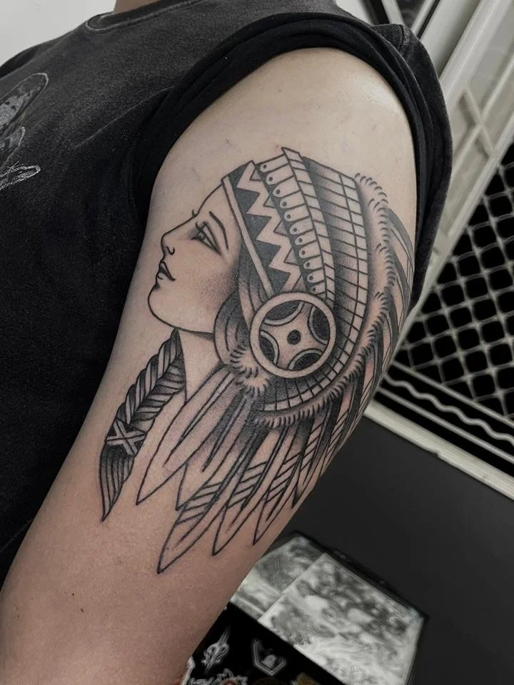 Mocinha ind&iacute;gena feita pela @deboratattoos 
.
Quer uma tattoo cl&aacute;ssica, executada com precis&atilde;o? Chama a gente!