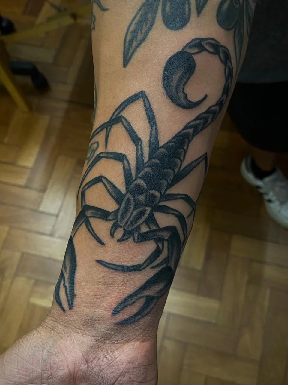 Escorpi&atilde;o feito pelo @luizdpaula.ttt encaixando no espa&ccedil;o entre algumas tattoos j&aacute; existentes
.
Tem um espa&ccedil;o no corpo que n&atilde;o sabe o que pode caber? Chama a gente!