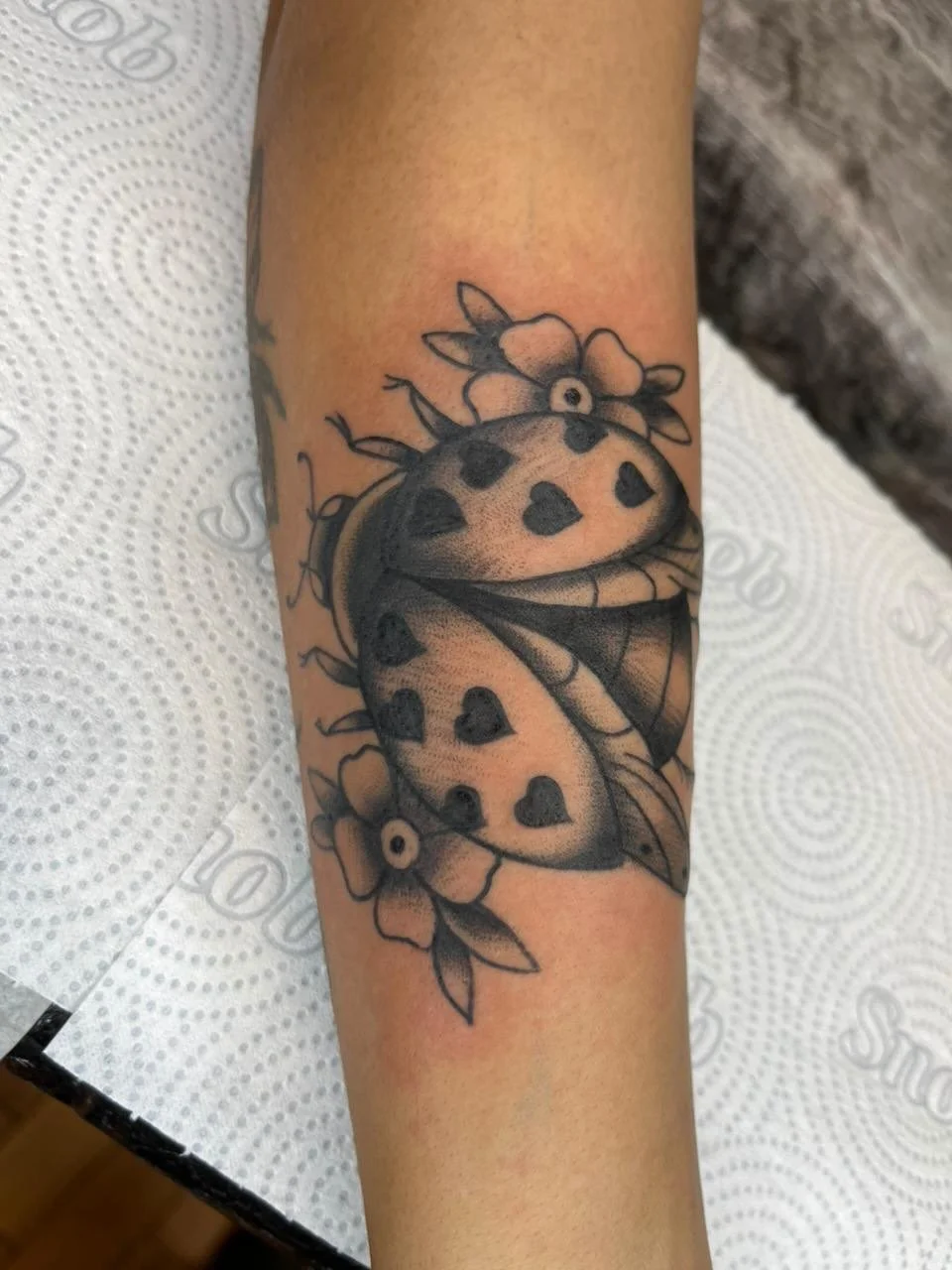 Joaninha amorosa feita pelo @luisfelipe.tattoo 
.
Quer uma tatuagem com um significado simb&oacute;lico pra vc? Chama a gente!