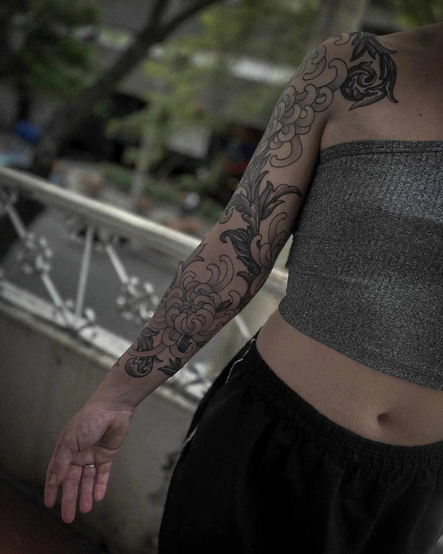 Cris&acirc;ntemos e ornamentos feito pelo @thejohncarvalho 
.
Tem o bra&ccedil;o limpo e quer fazer um fechamento? Chama a gente!