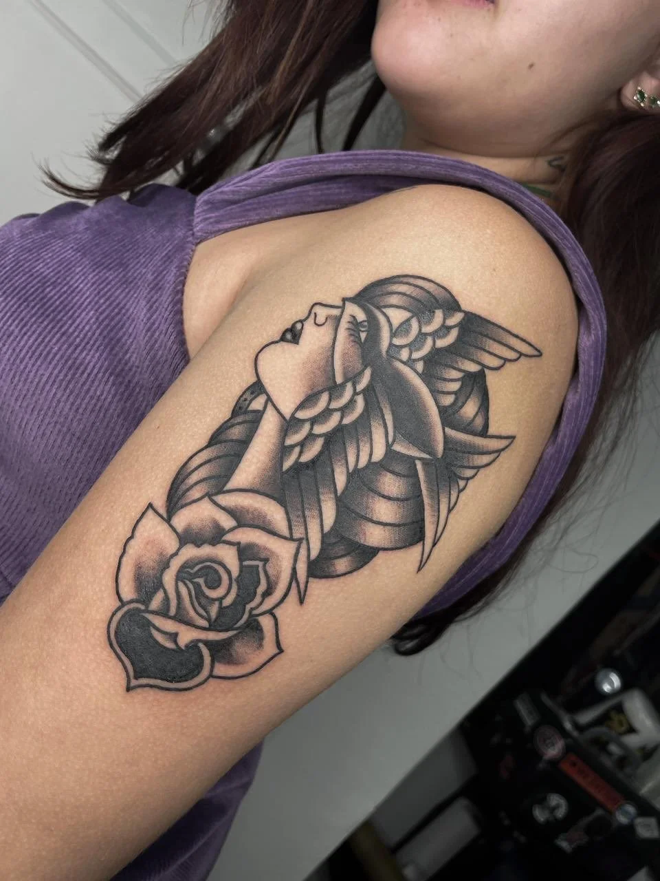 Mulher/andorinha com rosa, feita pela @deboratattoos 
.
Quer uma mistura de elementos diferentes em sua tattoo? Chama a gente!