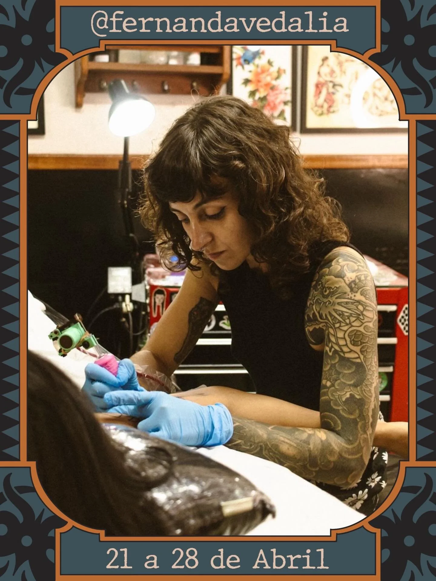 De volta conosco, nossa amiga @fernandavedalia estar&aacute; no Quimera na pr&oacute;xima semana, dos dias 21 a 28 de Abril!
.
O trabalho da Fernanda segue os fundamentos da tatuagem tradicional, com uma linha mais refinada, elegante e l&uacute;dica.