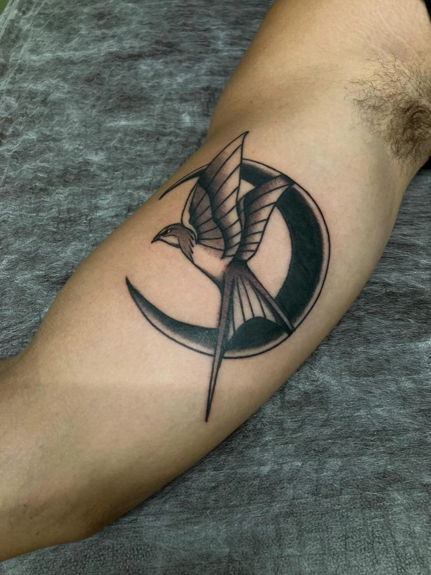 Andorinha com lua por @leochavestattoo 
Simples e direto ao ponto. 
.
Quer uma tattoo s&oacute;lida e de f&aacute;cil leitura pro resto da vida? Chama a gente!