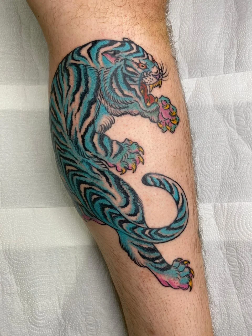 Tigre azul feito pelo @luizdpaula.ttt 
.
Quer uma tattoo com mais personalidade? Chama a gente!