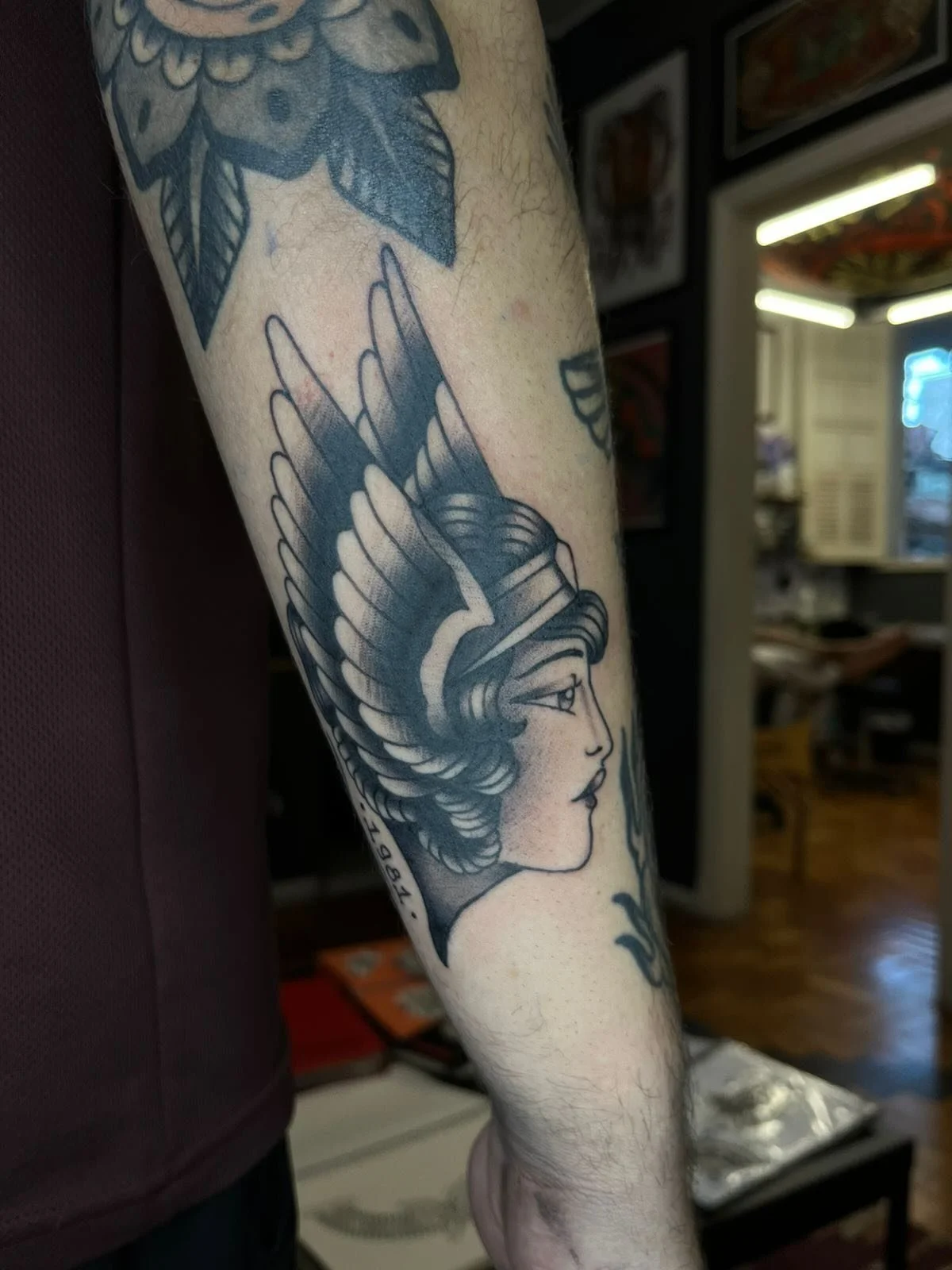 Mocinha com asas feita pelo @luisfelipe.tattoo 
.
Tem um espa&ccedil;o no bra&ccedil;o e n&atilde;o sabe o que encaixar? Chama a gente!