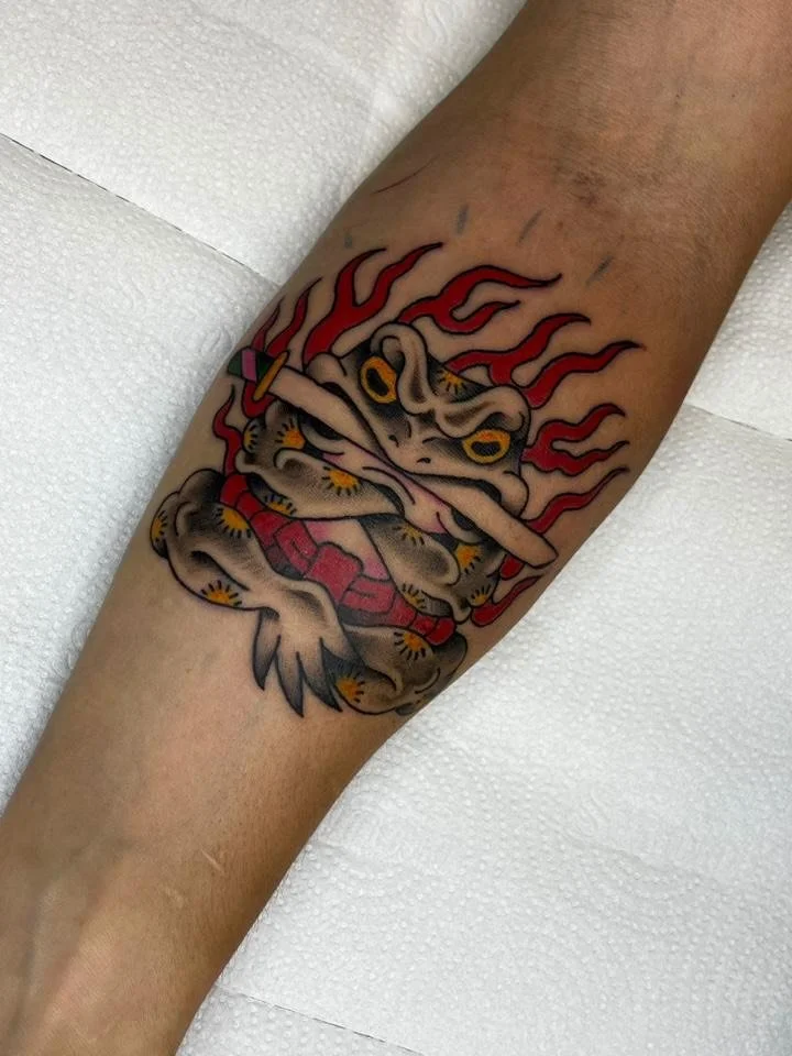 Sapo samurai flamejante feito pela @deboratattoos 
.
Tem vontade de fazer uma tatuagem de tema oriental? Pode ser uma pe&ccedil;a pequena ou um fechamento! Chama a gente!