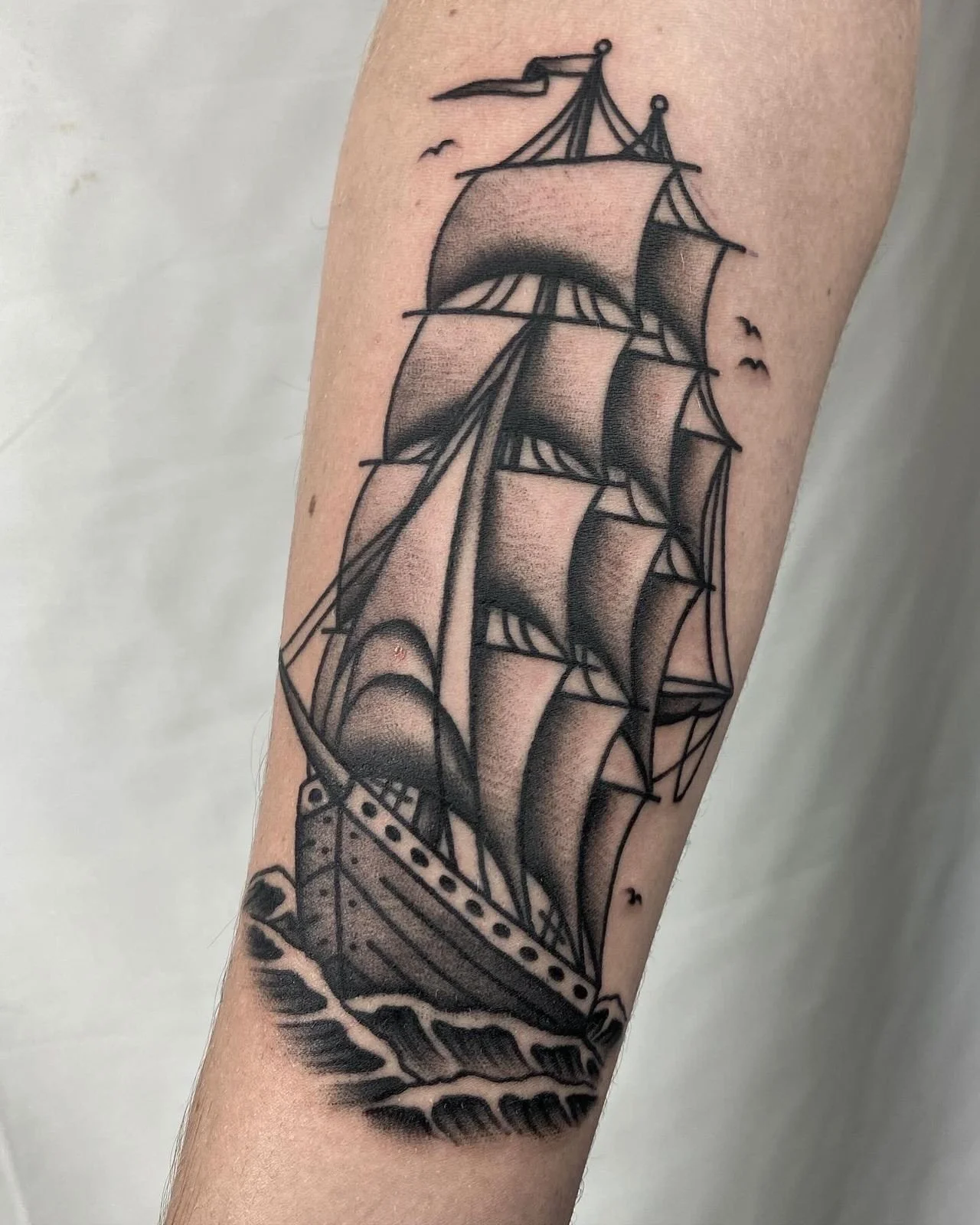 Caravela tradicional feita pelo @leochavestattoo 
.
Quer tatuar um cl&aacute;ssico? Chama a gente!