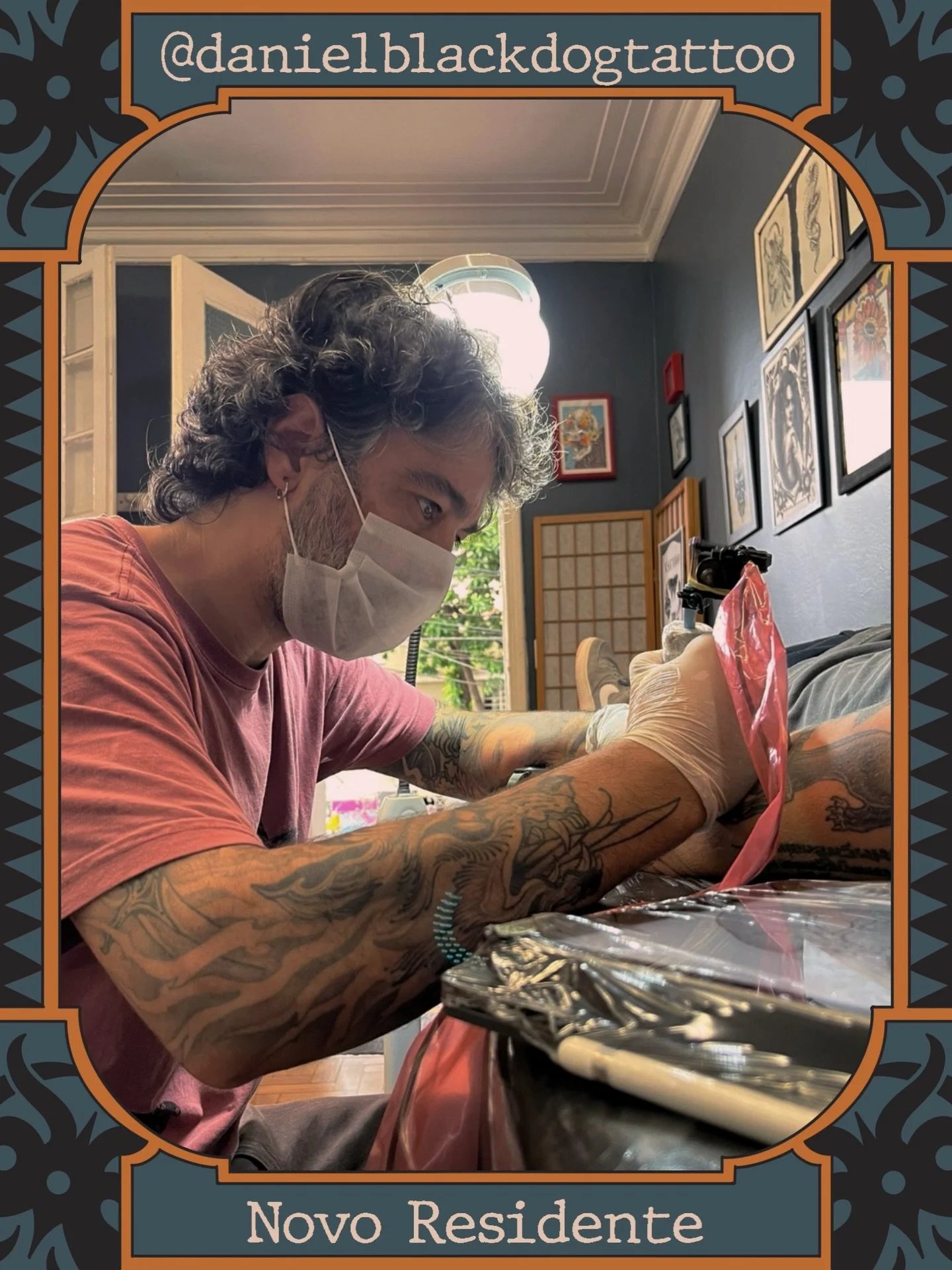 Hoje temos o prazer de anunciar nosso mais novo residente @danielblackdogtattoo que na verdade j&aacute; era praticamente parte do time desde que inauguramos o est&uacute;dio! 
Seu antigo est&uacute;dio Black Dog Tattoo era nosso vizinho de porta, e 