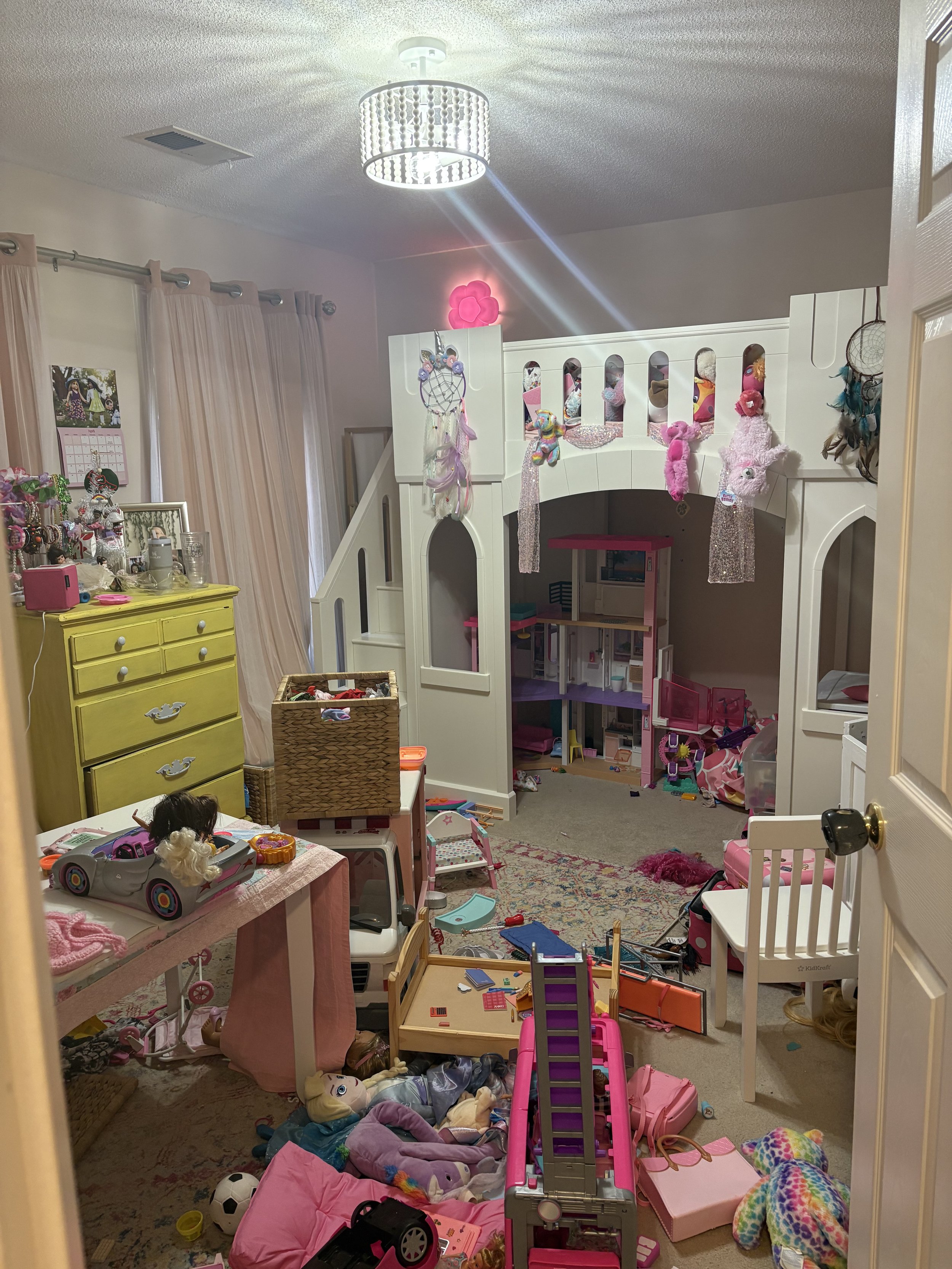 (BEFORE) Little girl's bedroom 