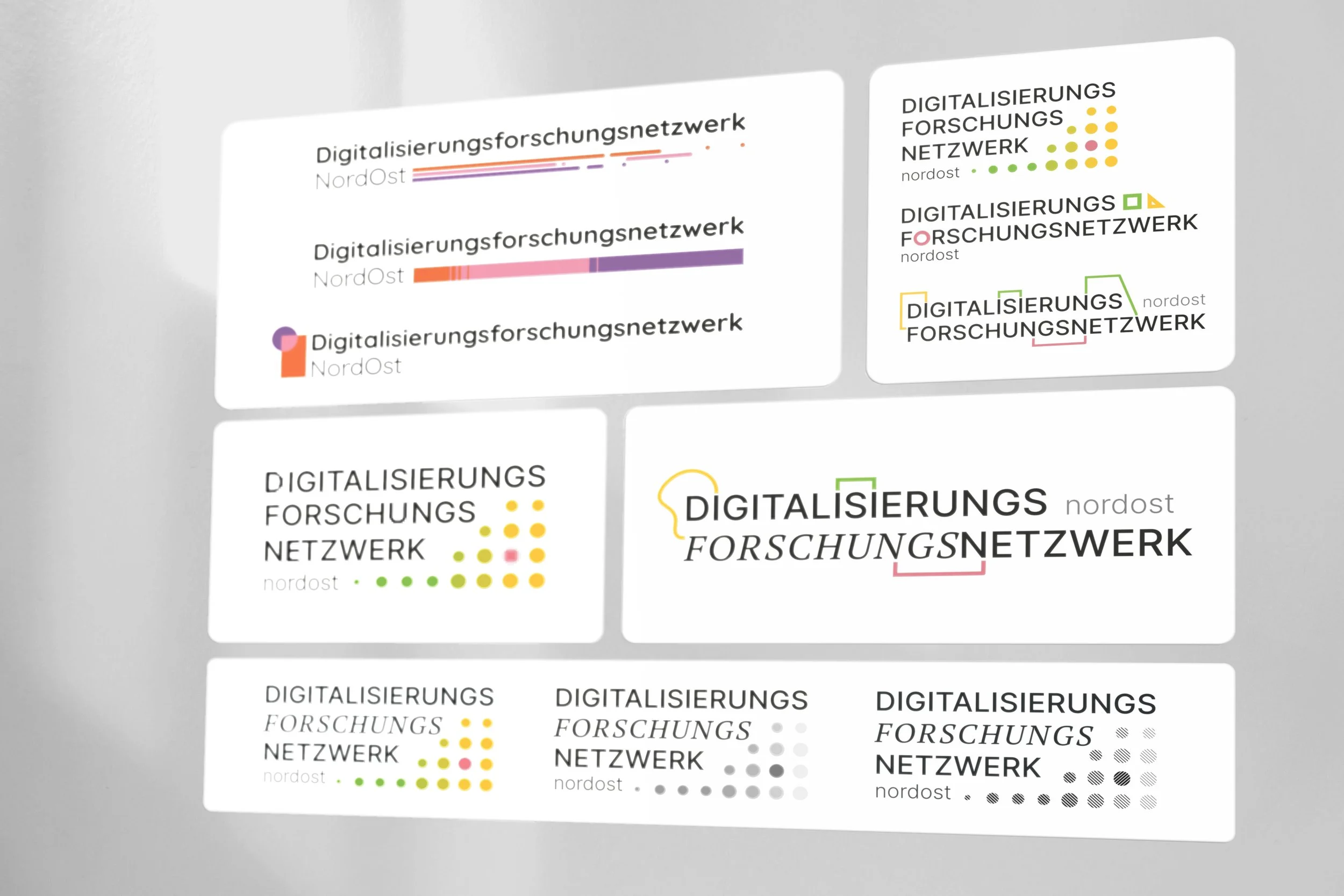 Eine Sammlung von verschiedenen Logo-Design-Routen von den ersten Entwürfen, bis hin zum finalen Design