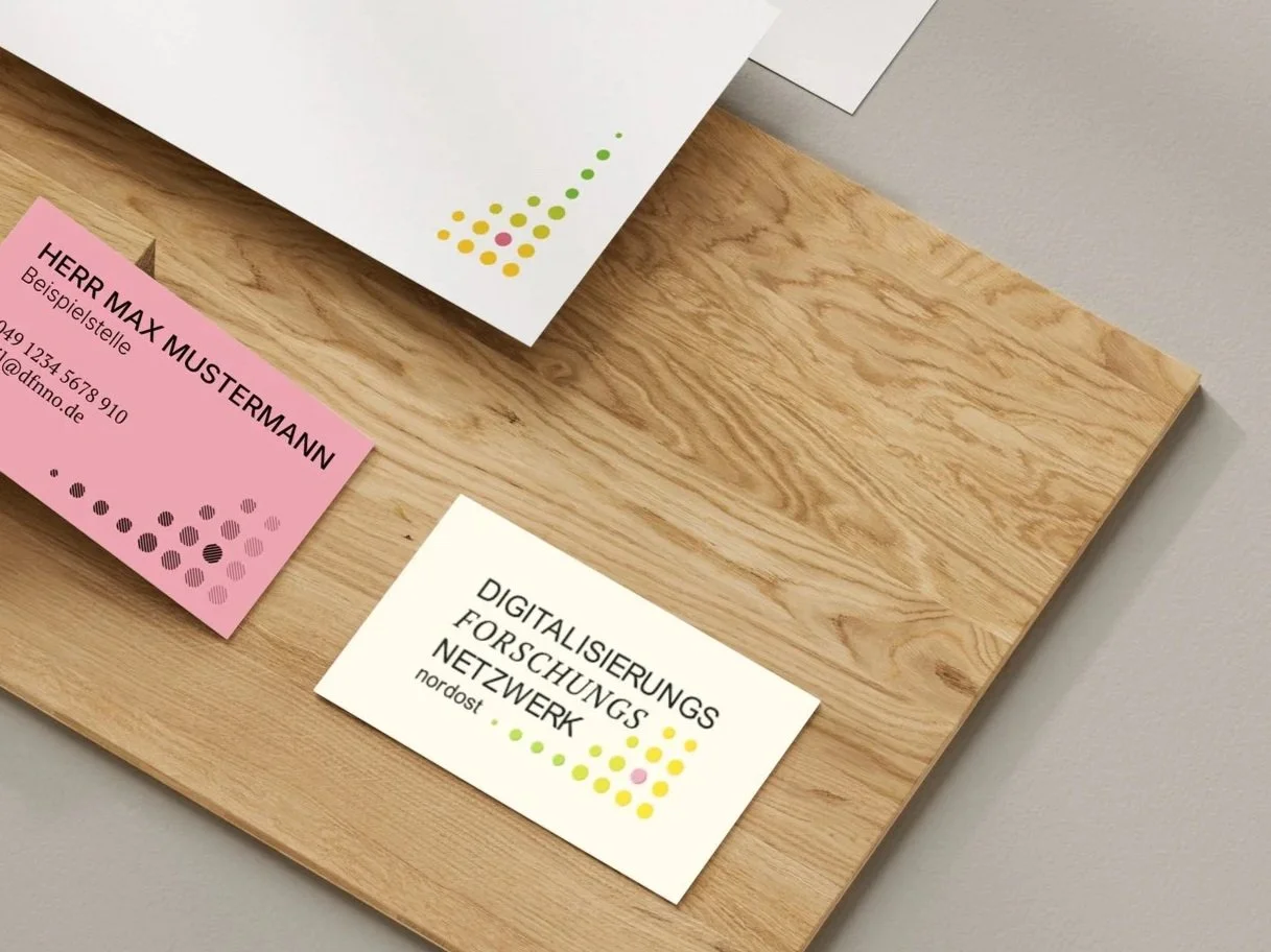 Mockup für Anwendungsbeispiel eines Logodesigns auf Visitenkarten und Geschäftsausstattung