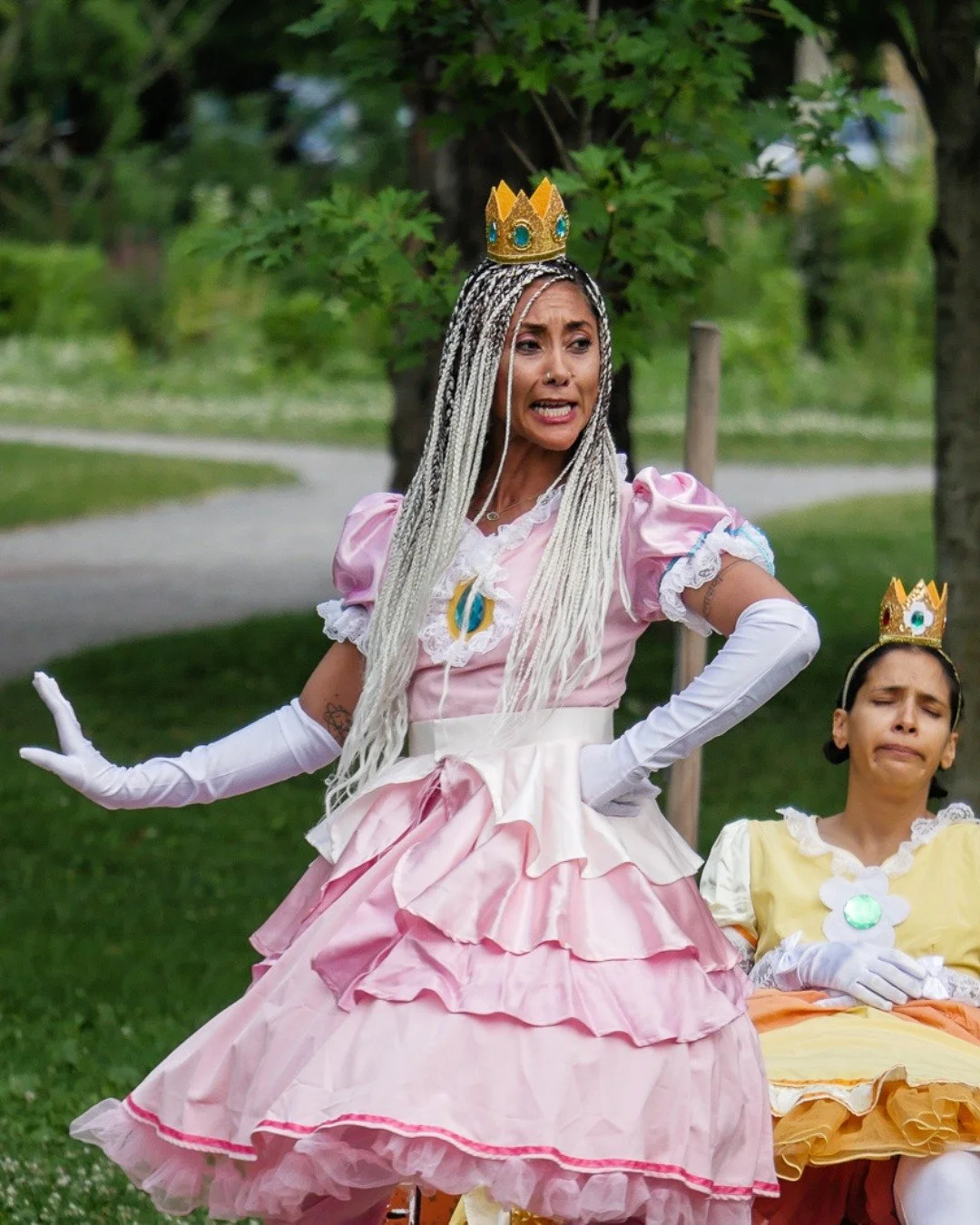 Two sisters, both equal parts primadonna and existential dread 🍑 🌼

There are only SEVEN more chances to see these amazing actors in action! Head to our bio with a QUICKNESS to check out the tour calendar and see where we&rsquo;ll be Fooling this u