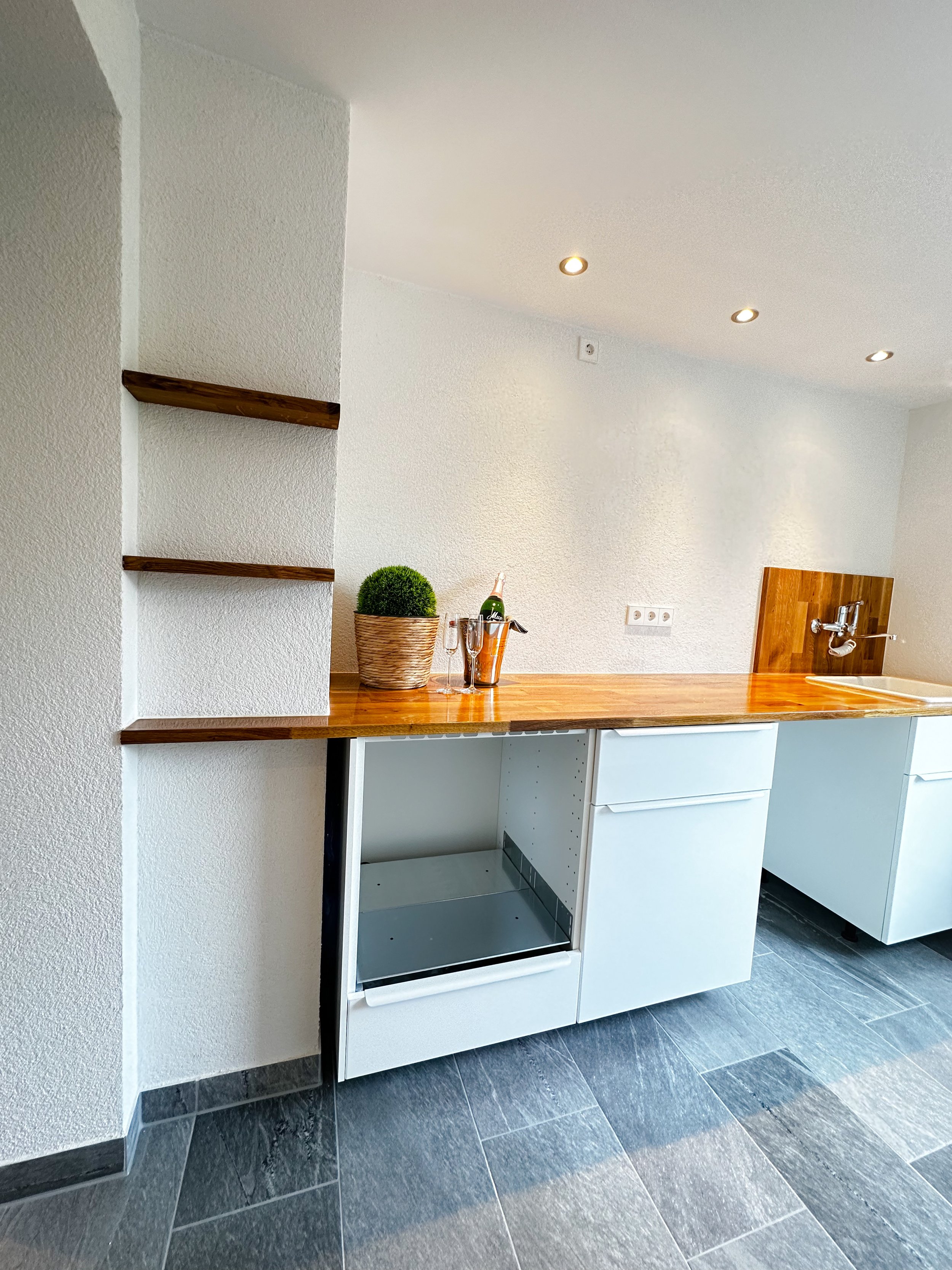 Kleine modern sanierte Küche