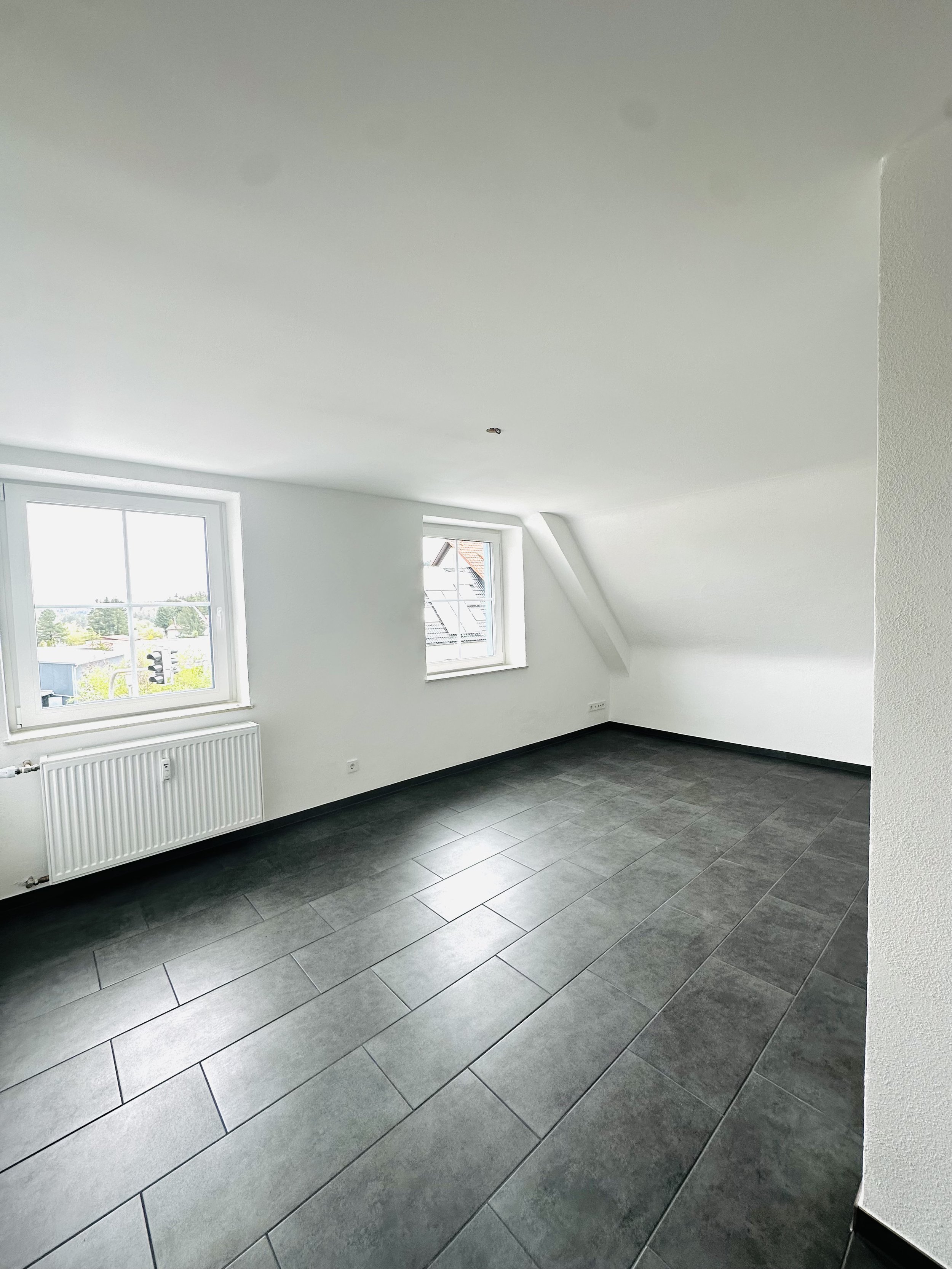 Offener Wohnbereich modern grau gefliest