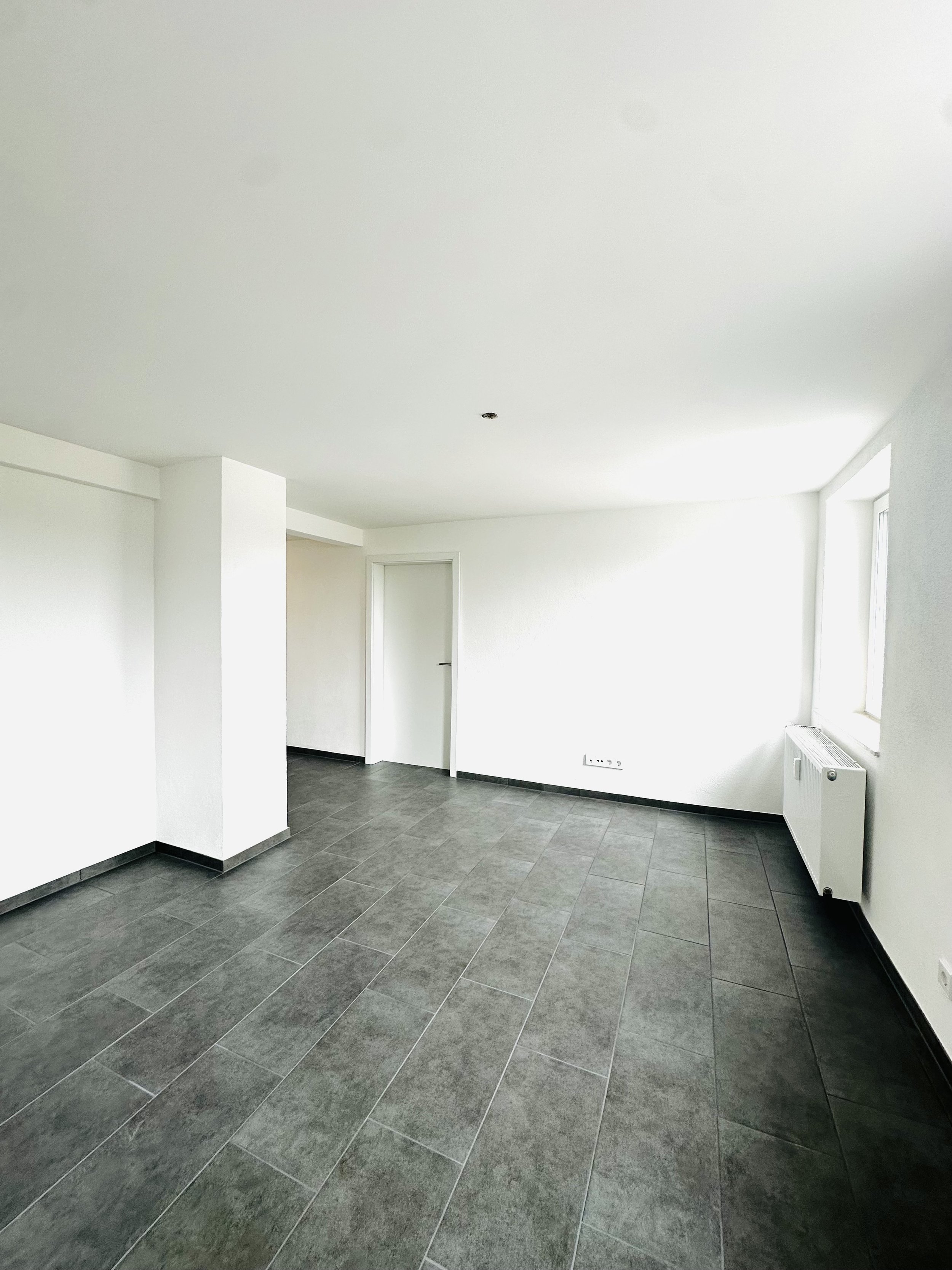 Offener Wohnbereich modern grau gefliest