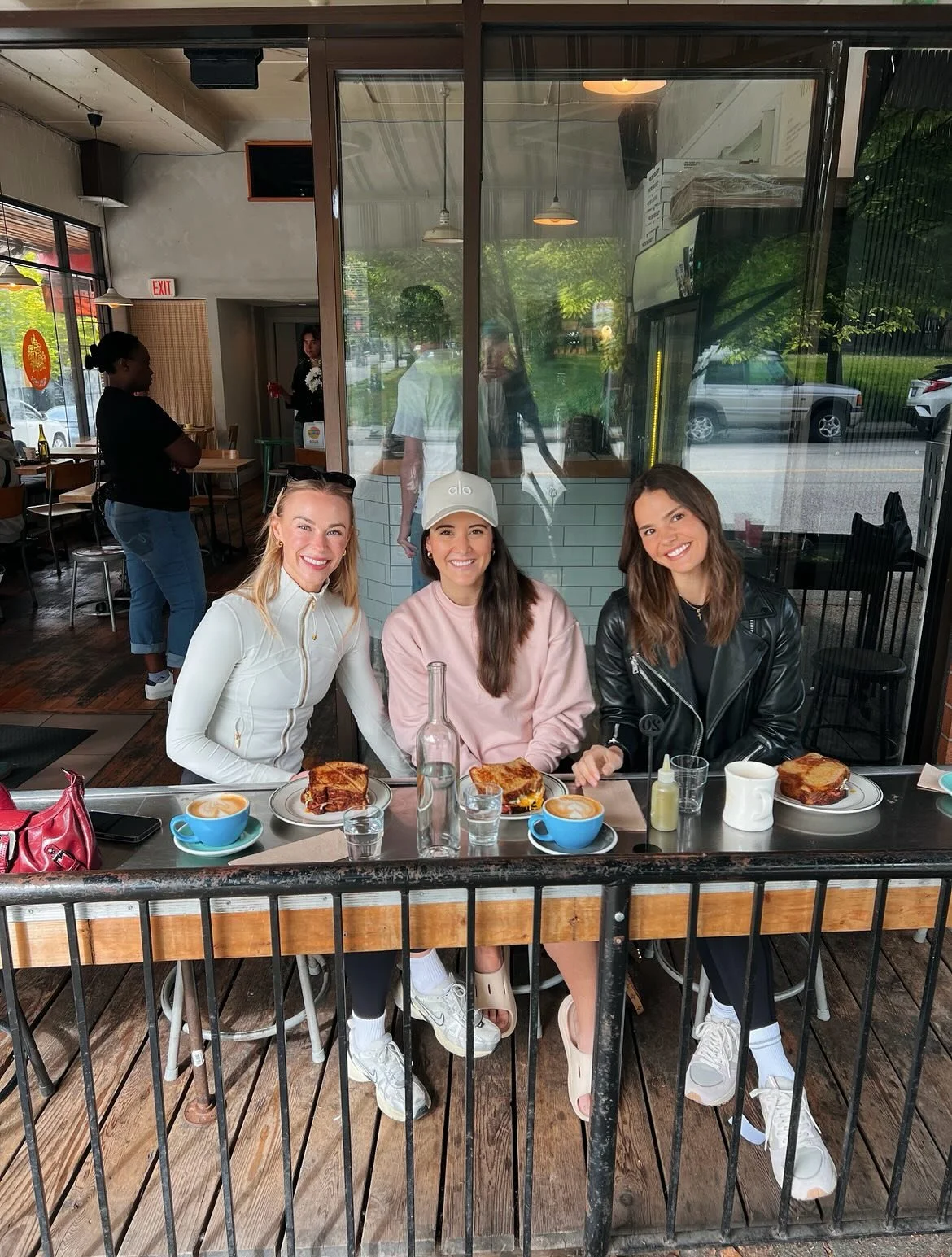 ☀️☕️🐶🏃🏽&zwj;♀️💨📸🧢🤍