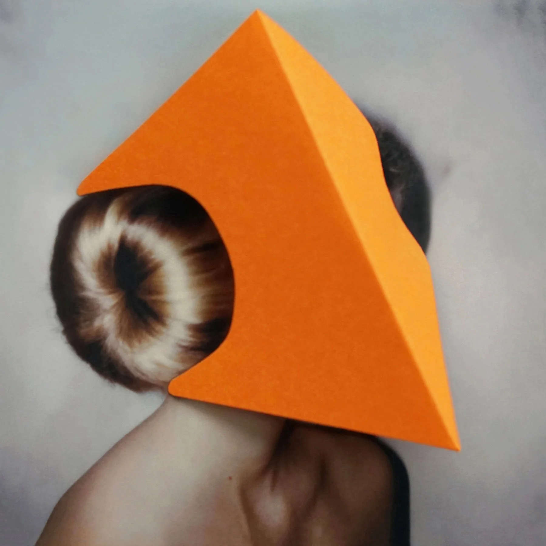 hedendaagse kunst polaroid portretfoto in kleur, abstract bewerkt met oranje papier.