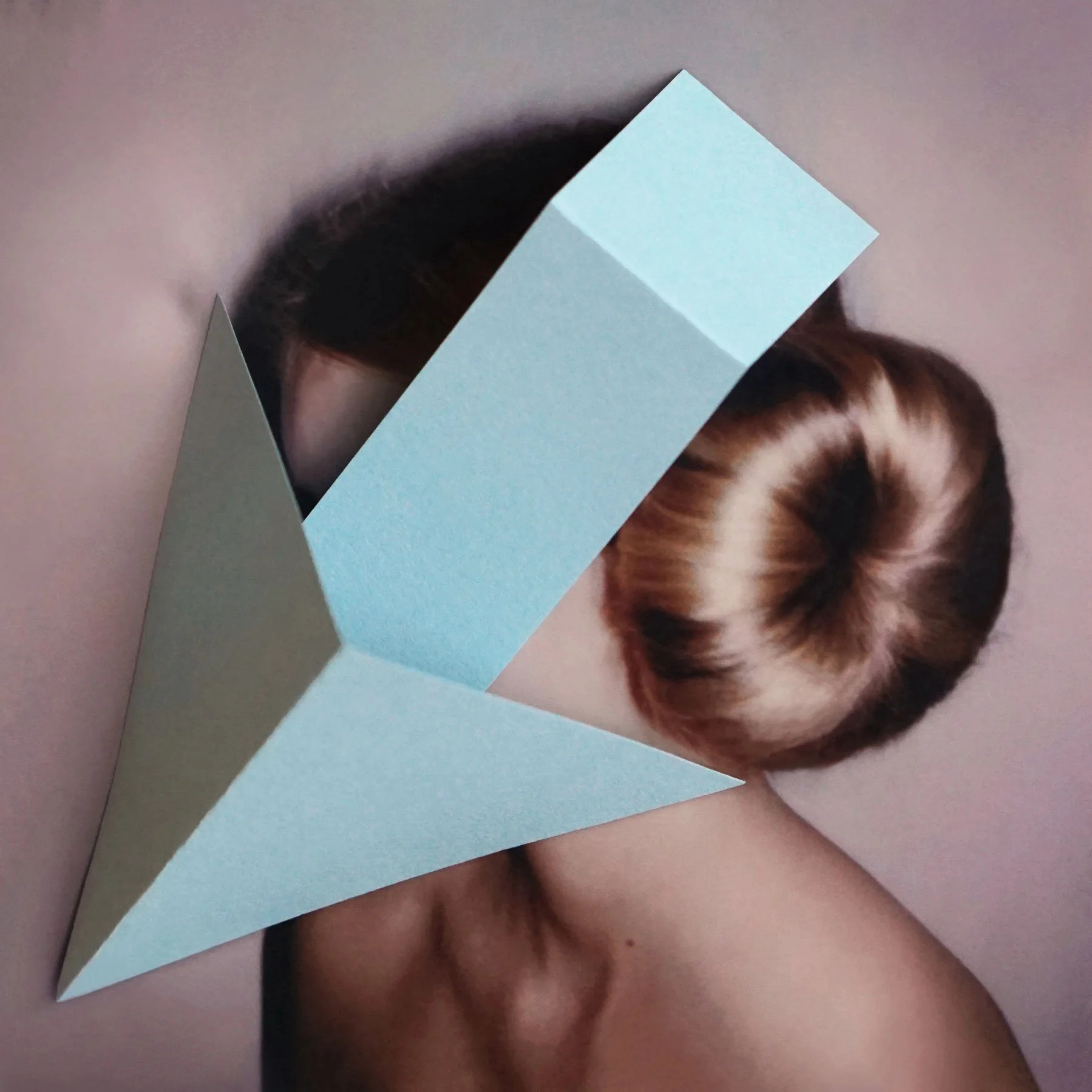 hedendaagse kunst polaroid portretfoto in kleur, abstract bewerkt met lichtblauw papier.