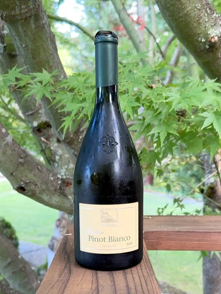 Pinot Bianco doesn&rsquo;t always get the spotlight, but it&rsquo;s definitely worth discovering. This @cantinaterlano from Alto Adige was perfect for the weekend &mdash; apple, stone fruit, almond, and minerality + a touch of creaminess with balance