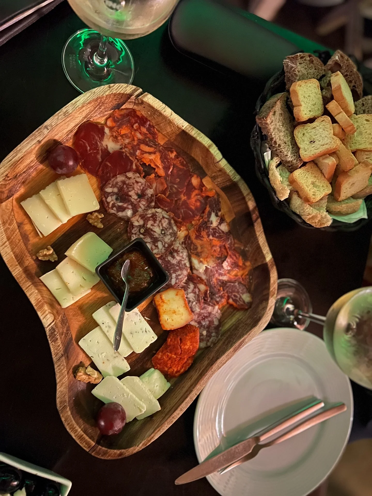 Discovered this great wine bar when we were in Cascais. The Tasting Room offers 80 wines by the glass, plus more by the bottle. It's a great place to explore Portuguese wine alongside tasty local bites. Save for your next trip!

#portugal_gems #casca