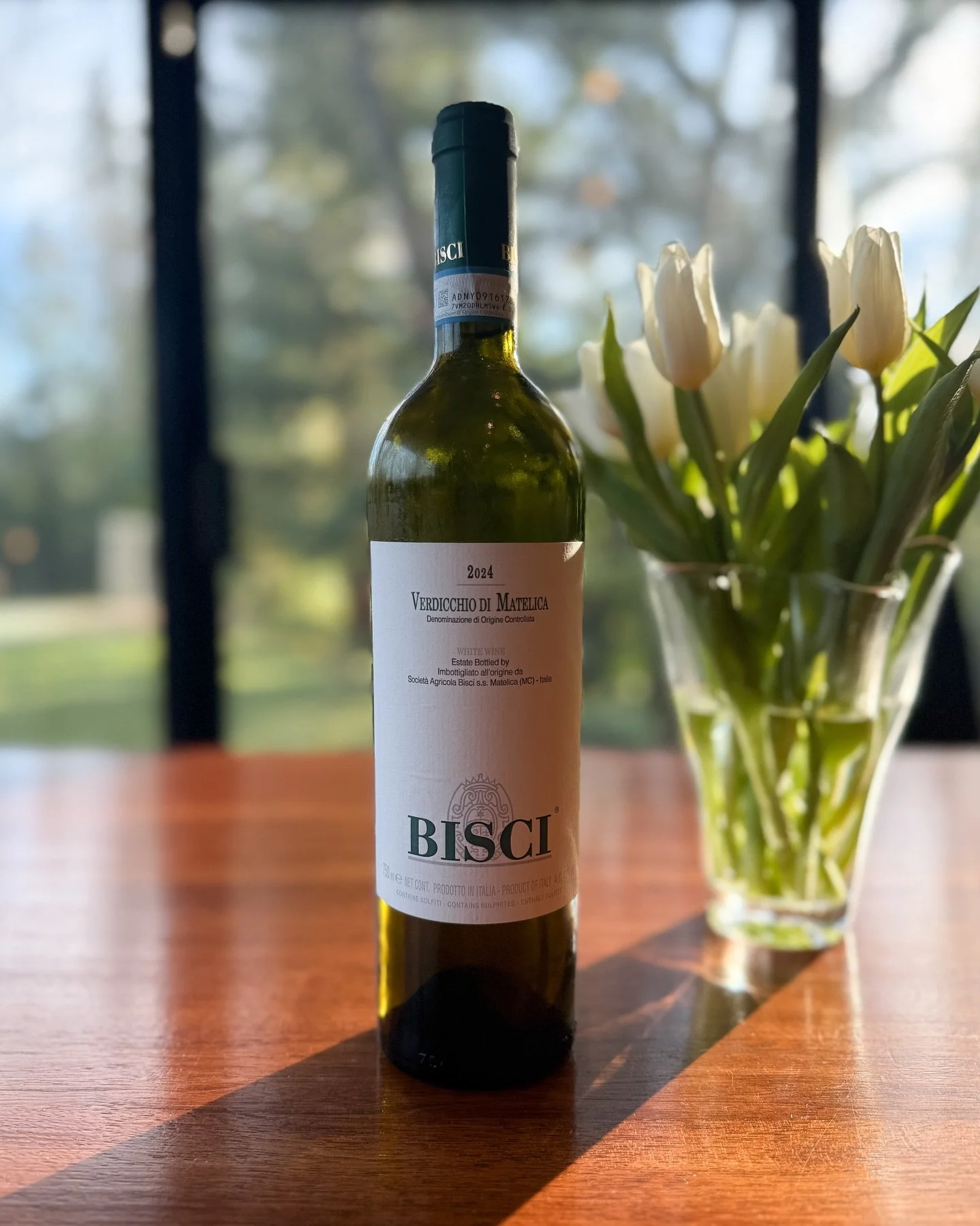 I love the Italian grape Verdicchio. It's crisp and mineral-driven, with more structure than you might expect.

The @bisciwines Verdicchio di Matelica is a beautiful example. I usually pair it with lighter dishes, especially seafood, but last night I