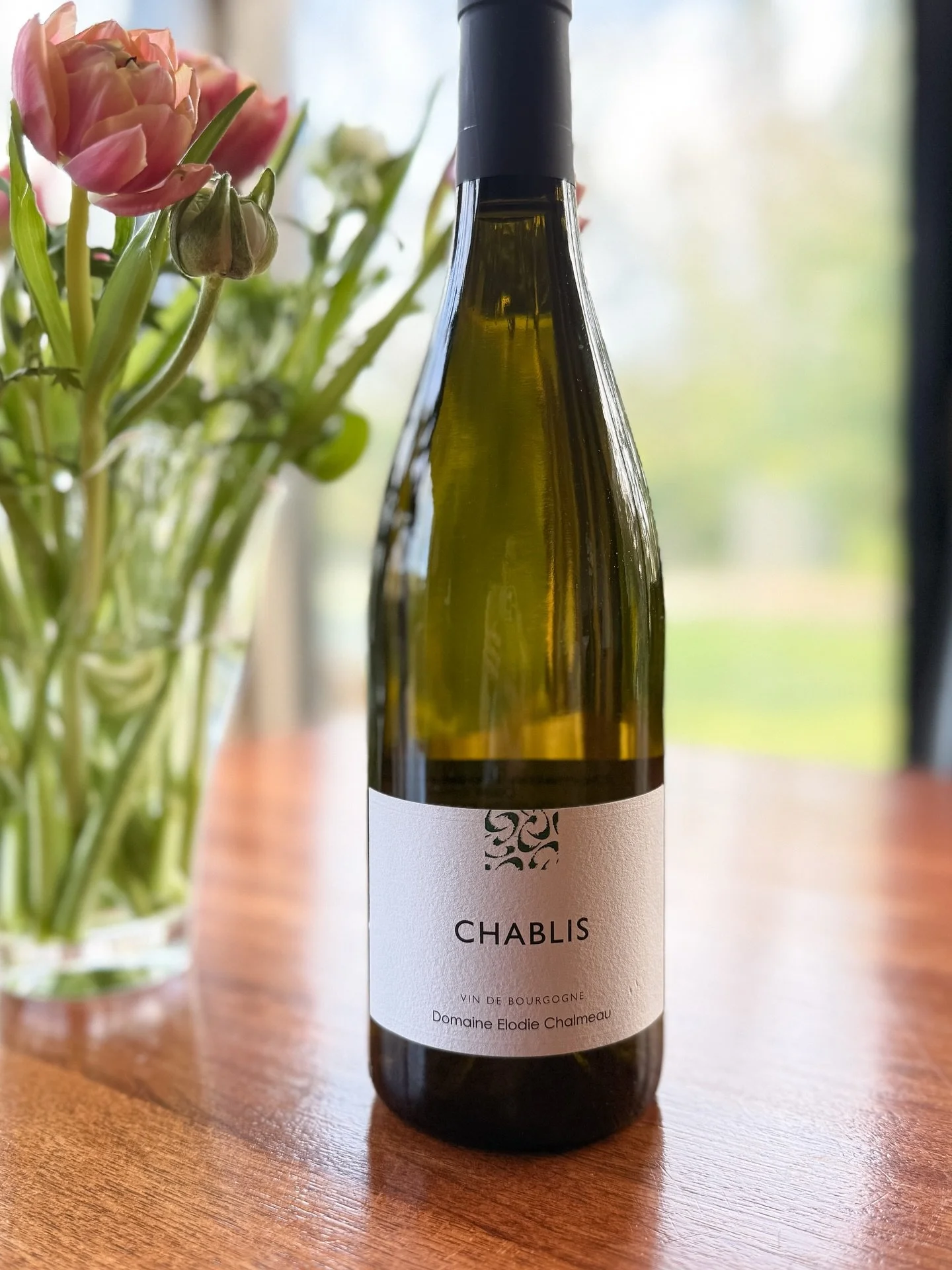 A great Chablis.
Fresh flowers.
Happy Friday.🥂

#happyhourtime #chablis #frenchwines