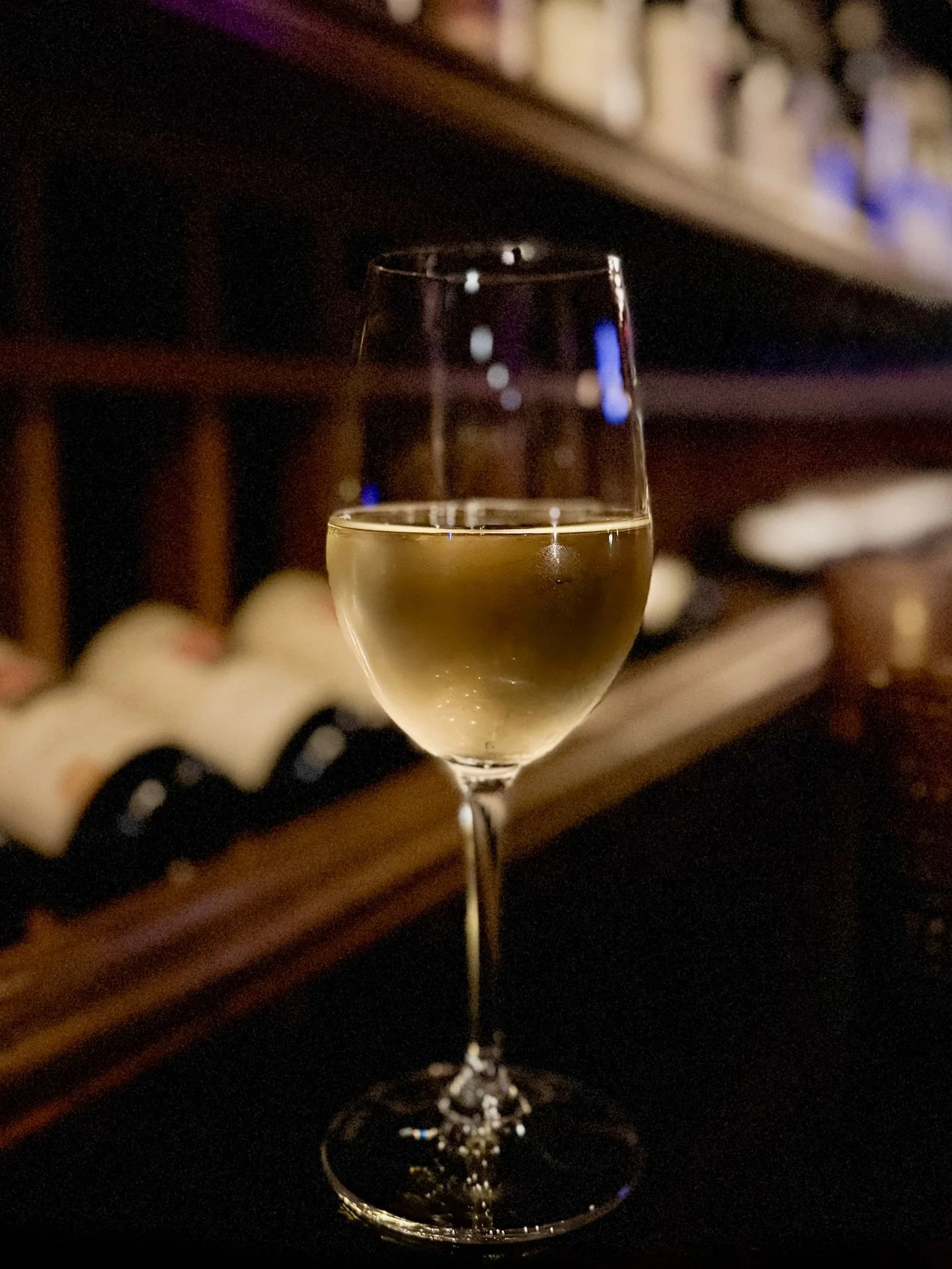 Have you tried Bellone?

I tasted this native grape from Lazio at @rswinebar this weekend and immediately ordered a second glass.

Capolemole Bianco from @marcocarpineti  is made from 100% Bellone and is certified organic. White peach, fresh aromatic