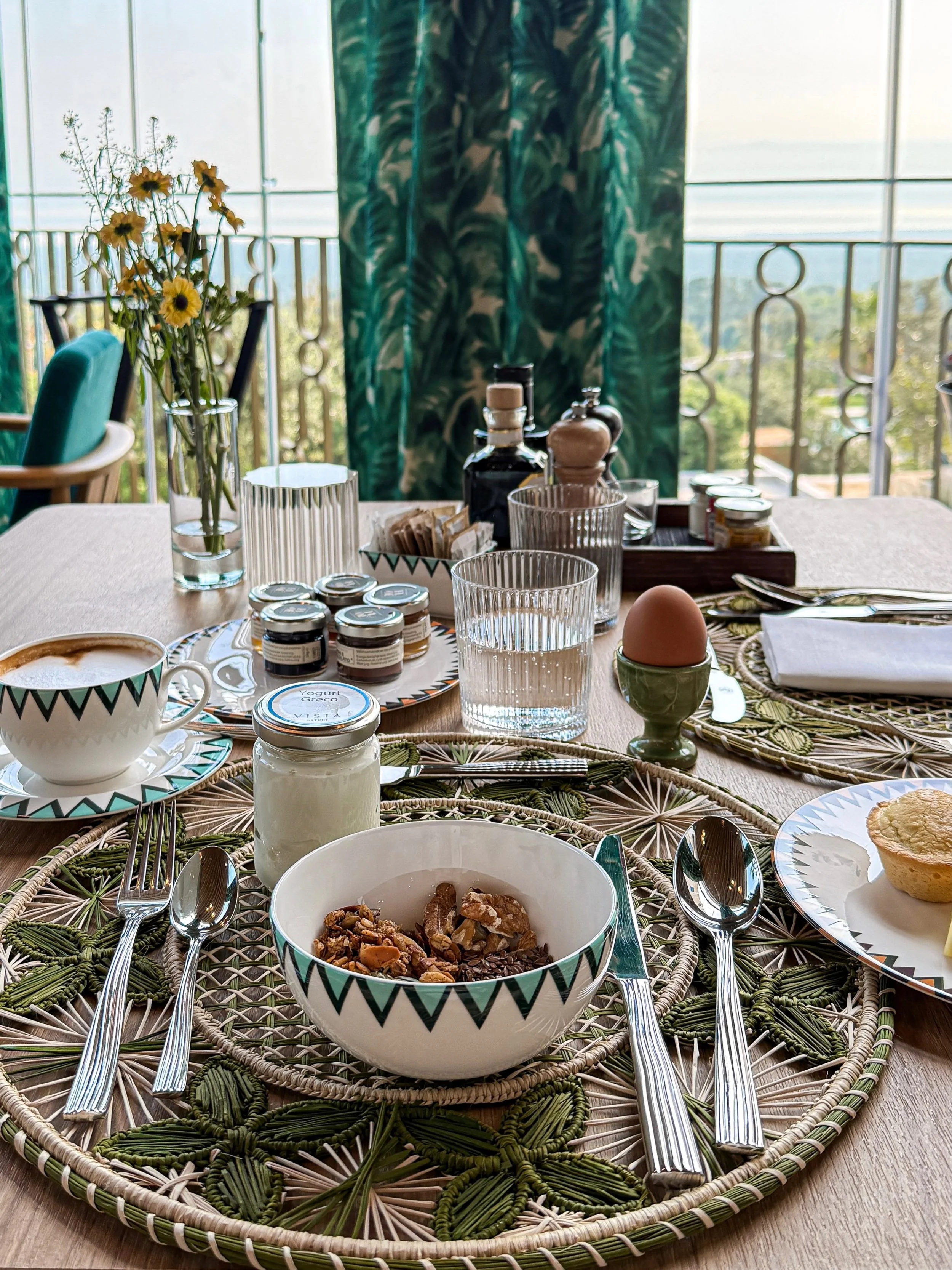 I loved waking up to breakfast @vistaostuni.

A full spread of fresh fruit, pastries, local charcuterie, and endless cappuccinos served by the friendliest breakfast team.

The bar delivered too. We loved our bartender! Not only did he introduce us to