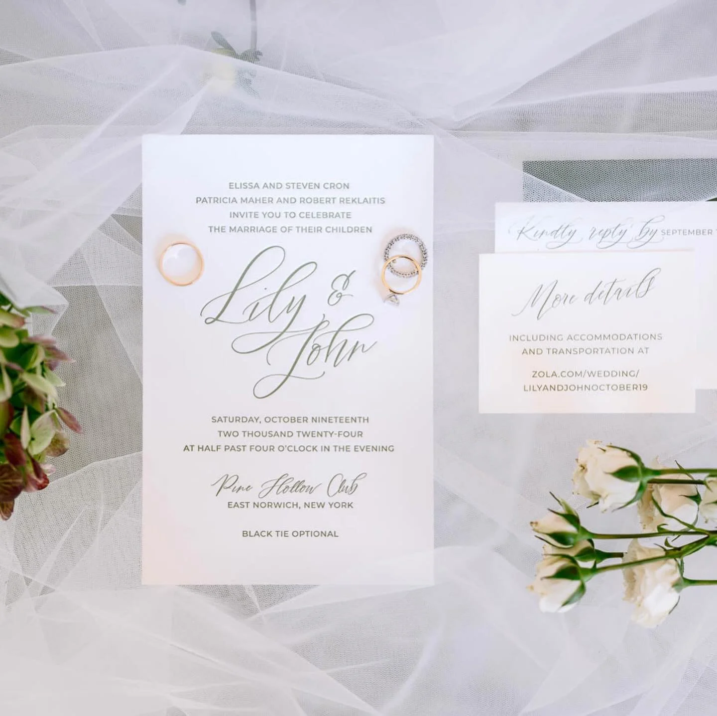 Loving these beautiful details from Lily &amp; John&rsquo;s wedding 🌸💓

📸@roeyyohaistudios